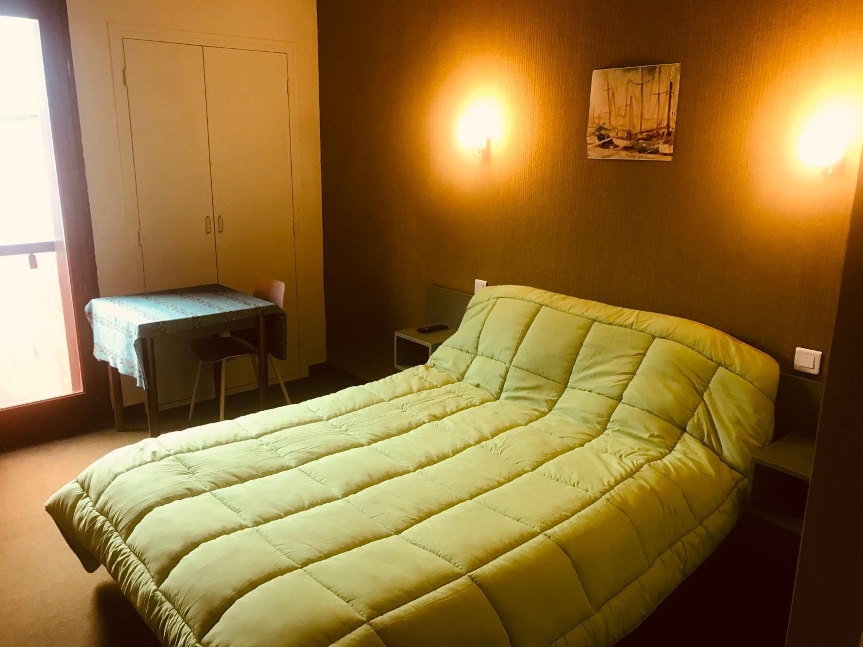Large Double Room - Photo 1
