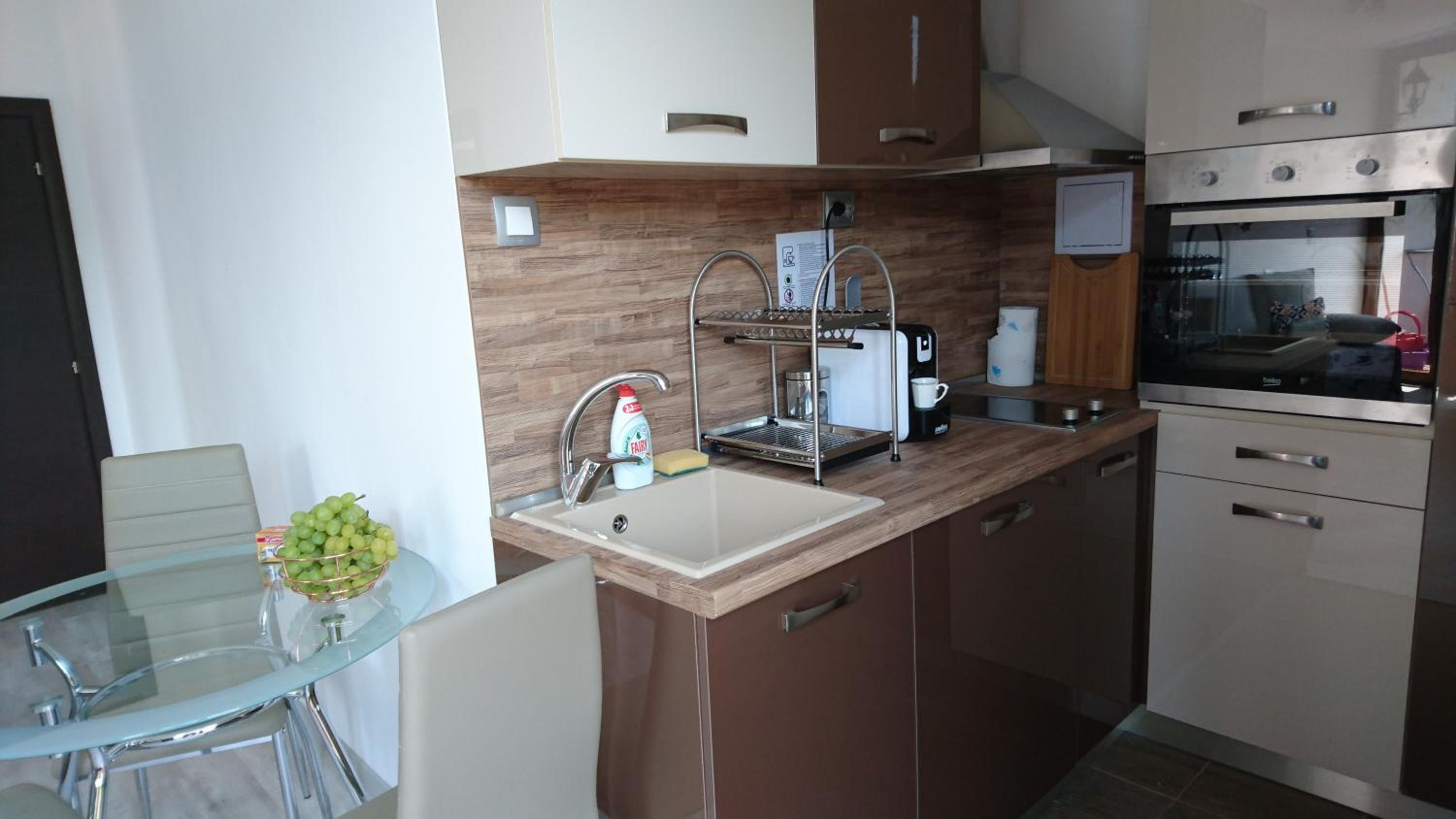 One-Bedroom Apartment with Terrace and Park View photo 3