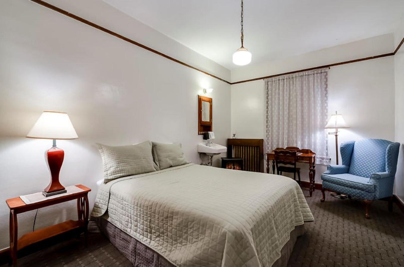 Queen Room photo 3