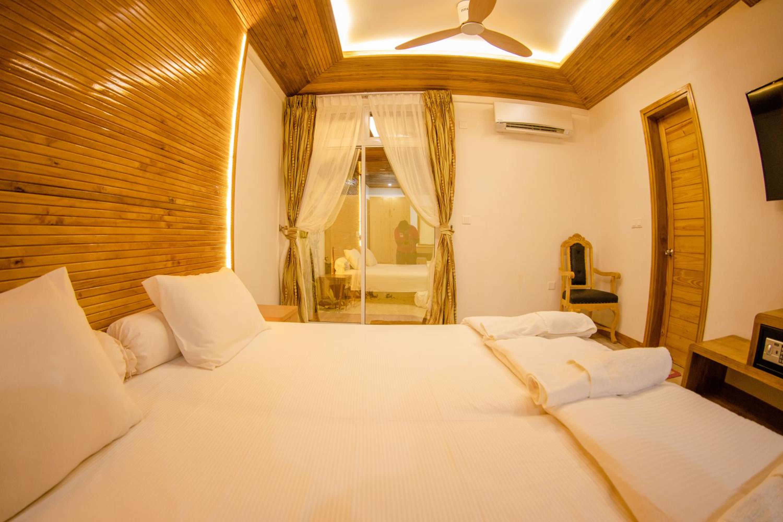 Suite - Photo 13