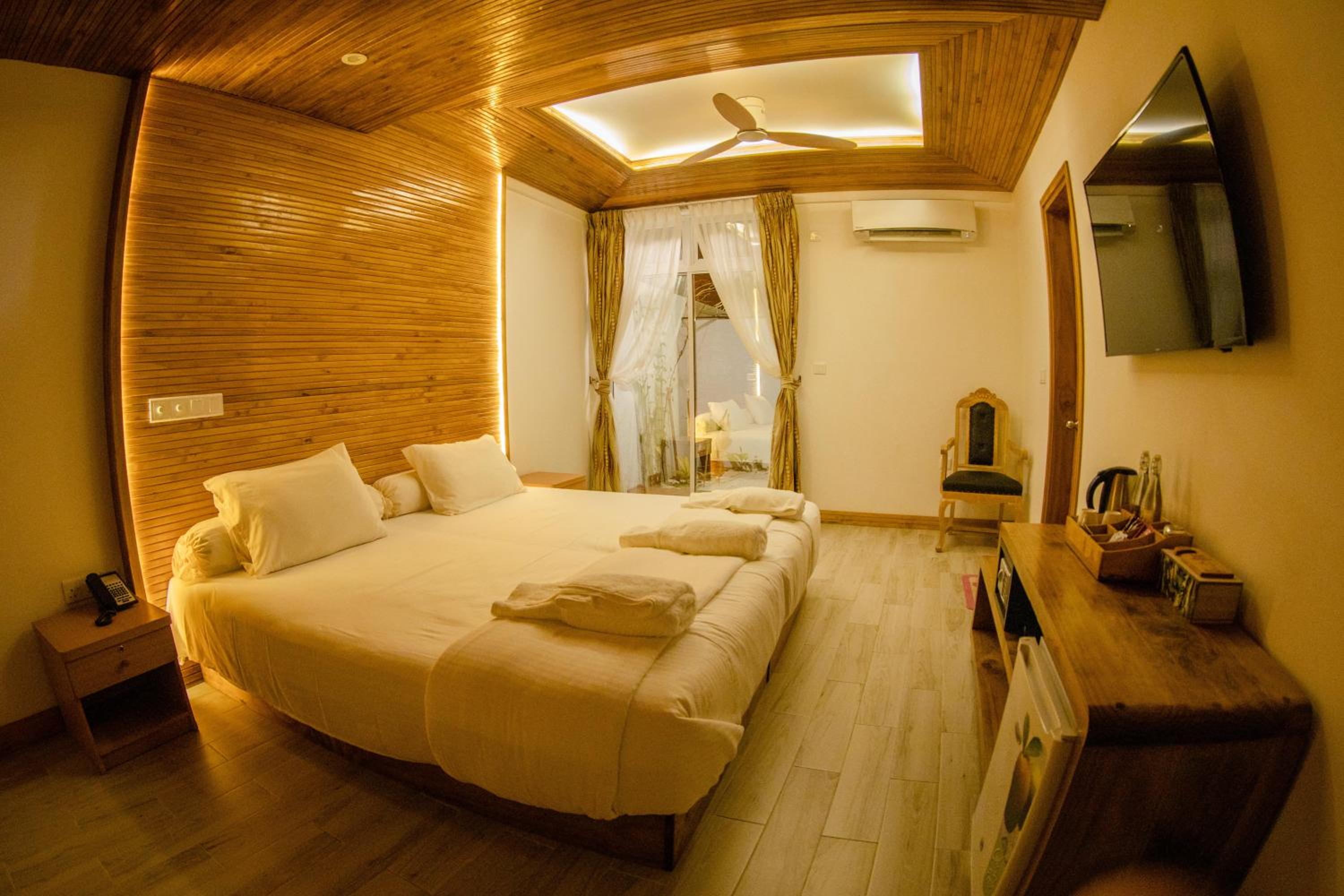 Suite - Photo 15