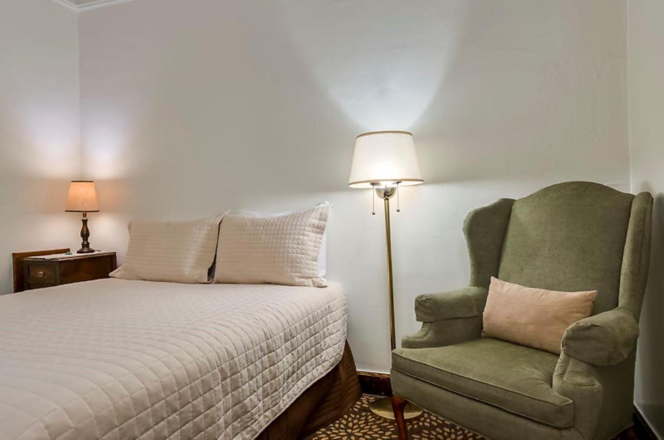 Queen Room photo 1