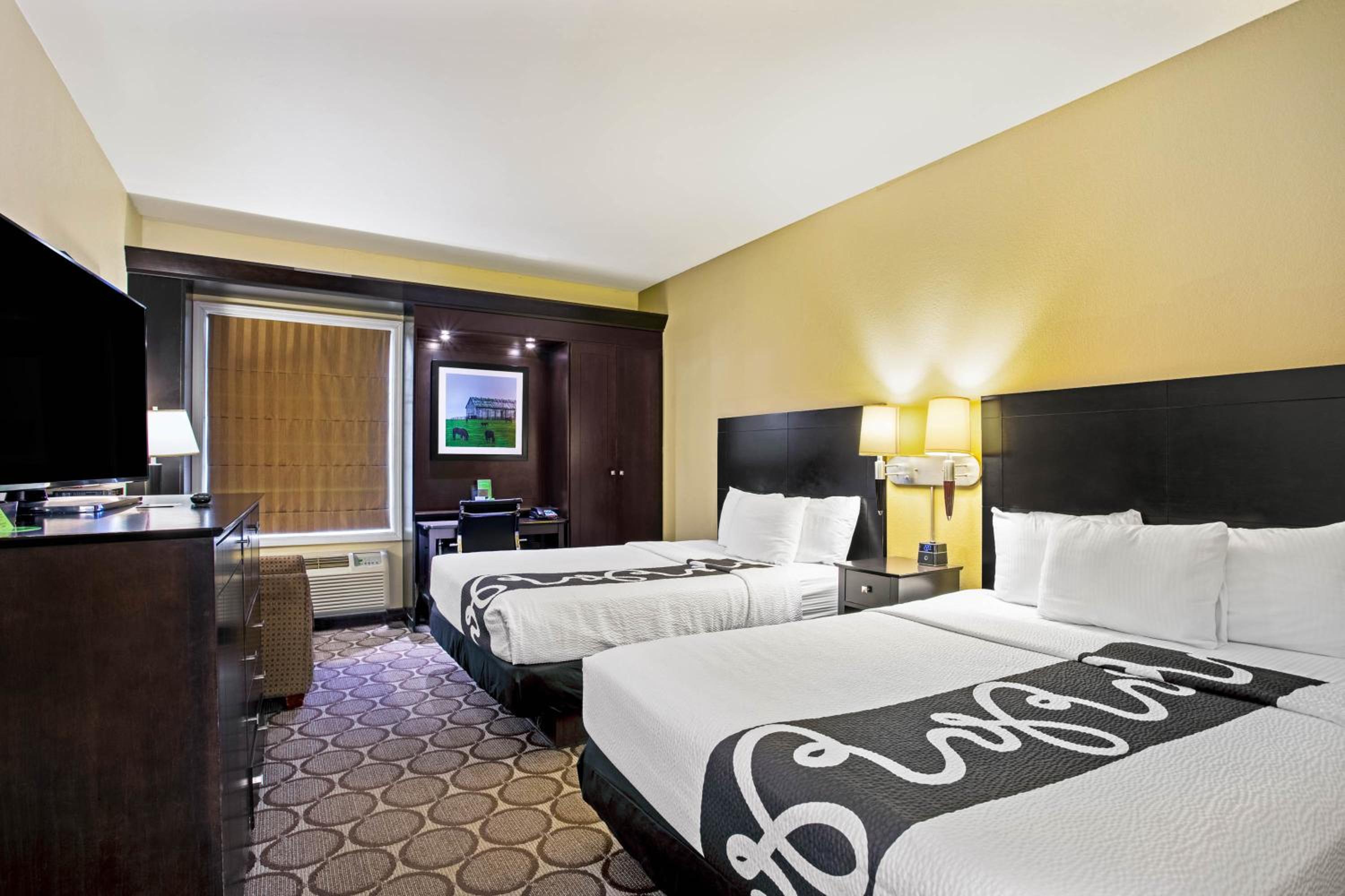 Queen Room with Two Queen Beds - Non-Smoking - Photo 7