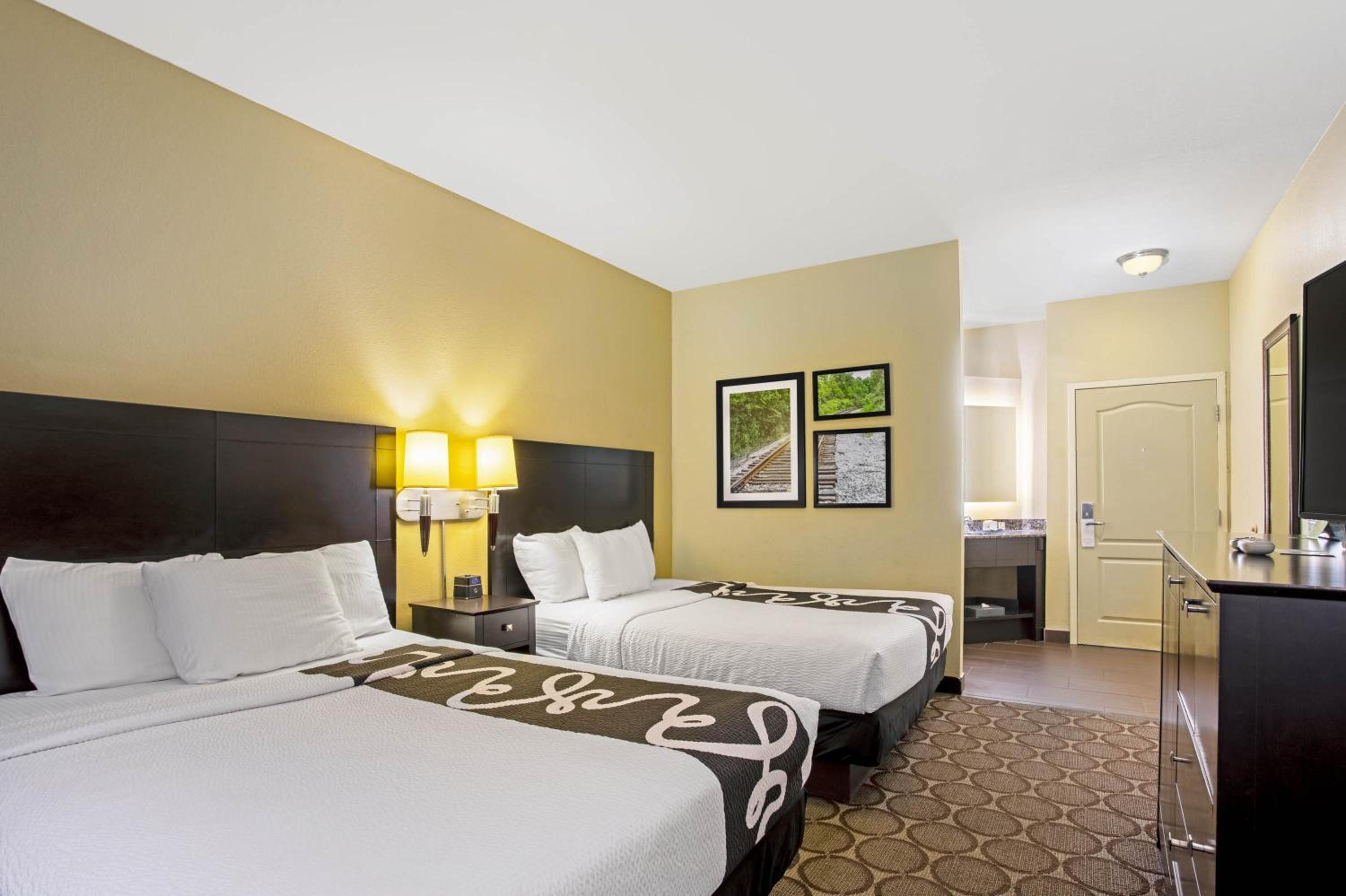 Queen Room with Two Queen Beds - Non-Smoking - Photo 6