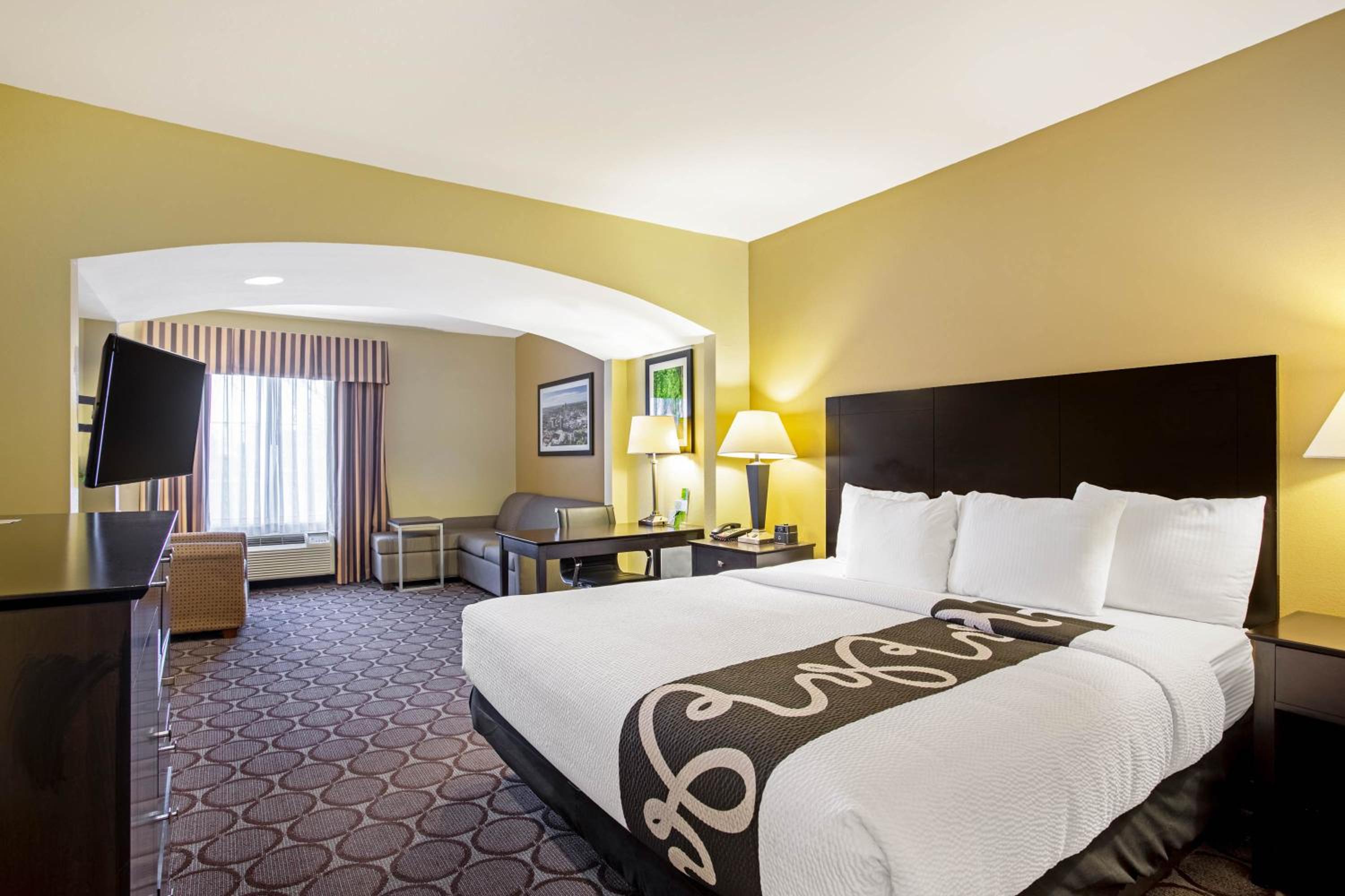 Deluxe King Room - Non-Smoking - Photo 4