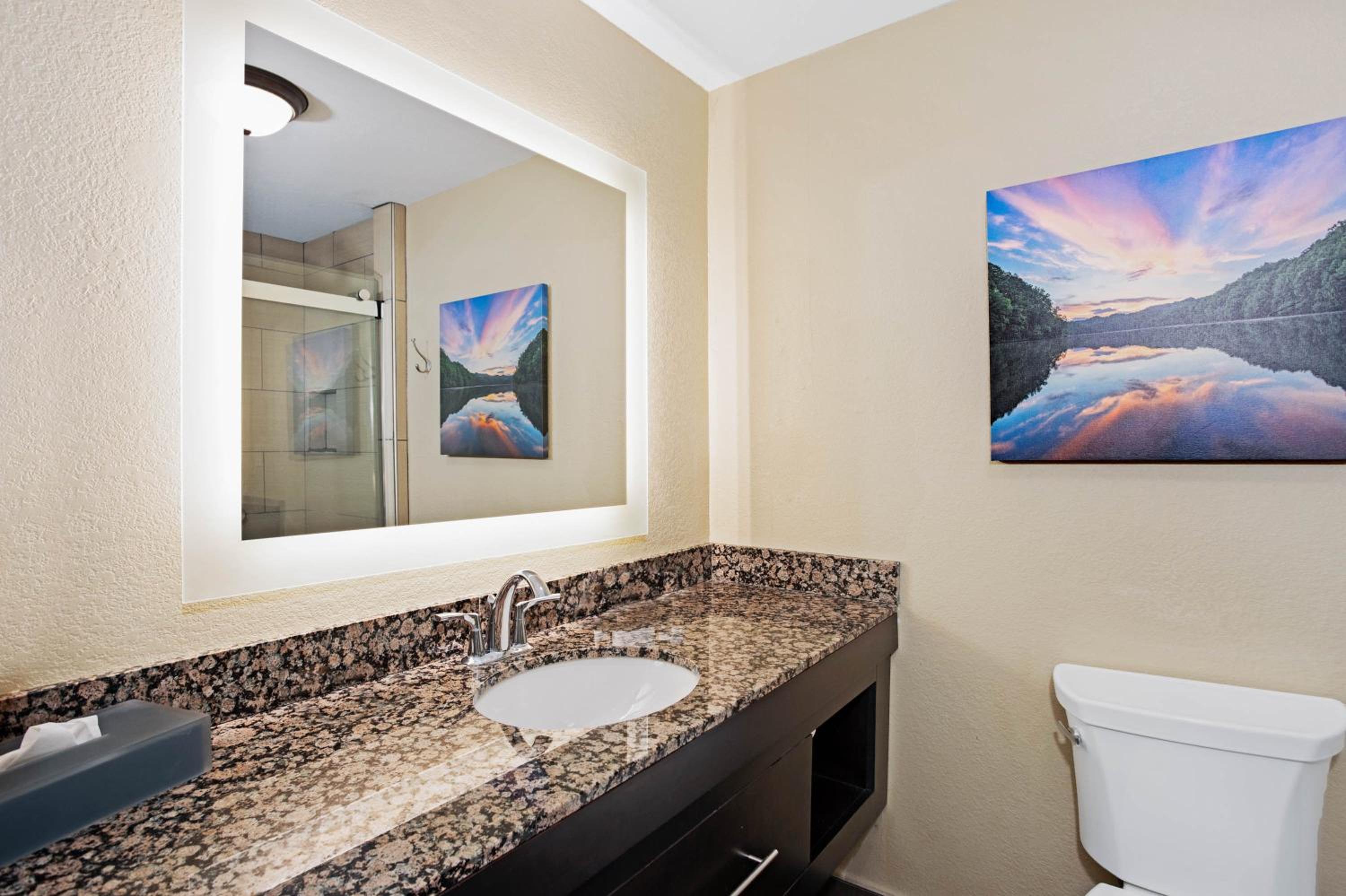 Deluxe King Room - Non-Smoking - Photo 2