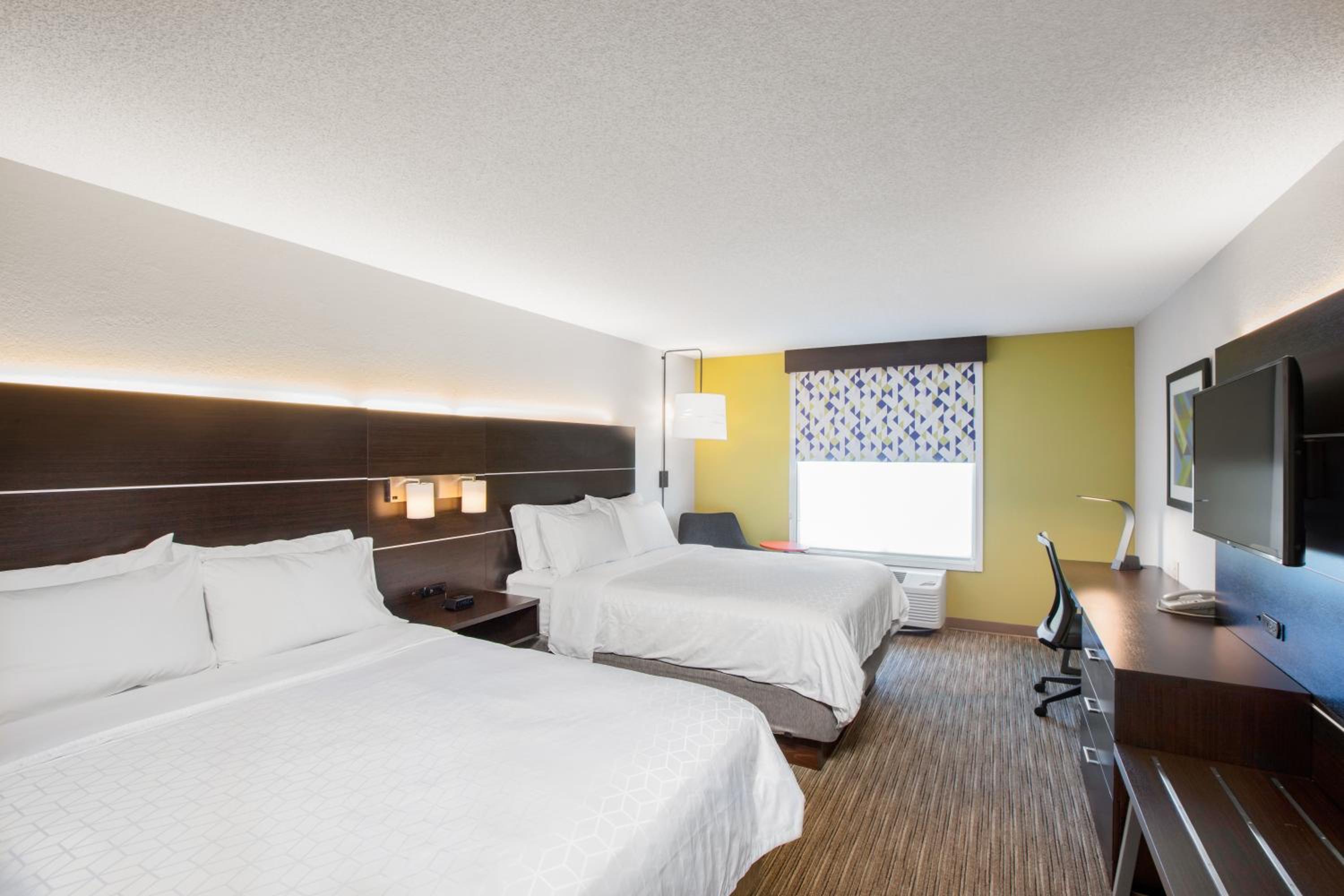 Queen Room with Two Queen Beds- Hearing Accessible Roll in Shower/Non-Smoking photo 2