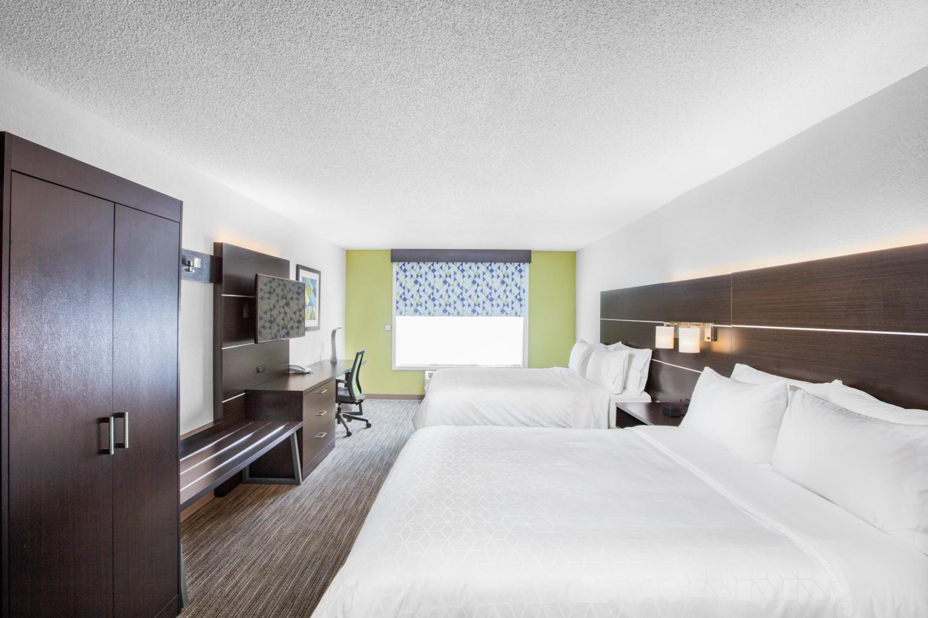 Queen Room with Two Queen Beds- Hearing Accessible Roll in Shower/Non-Smoking photo 3