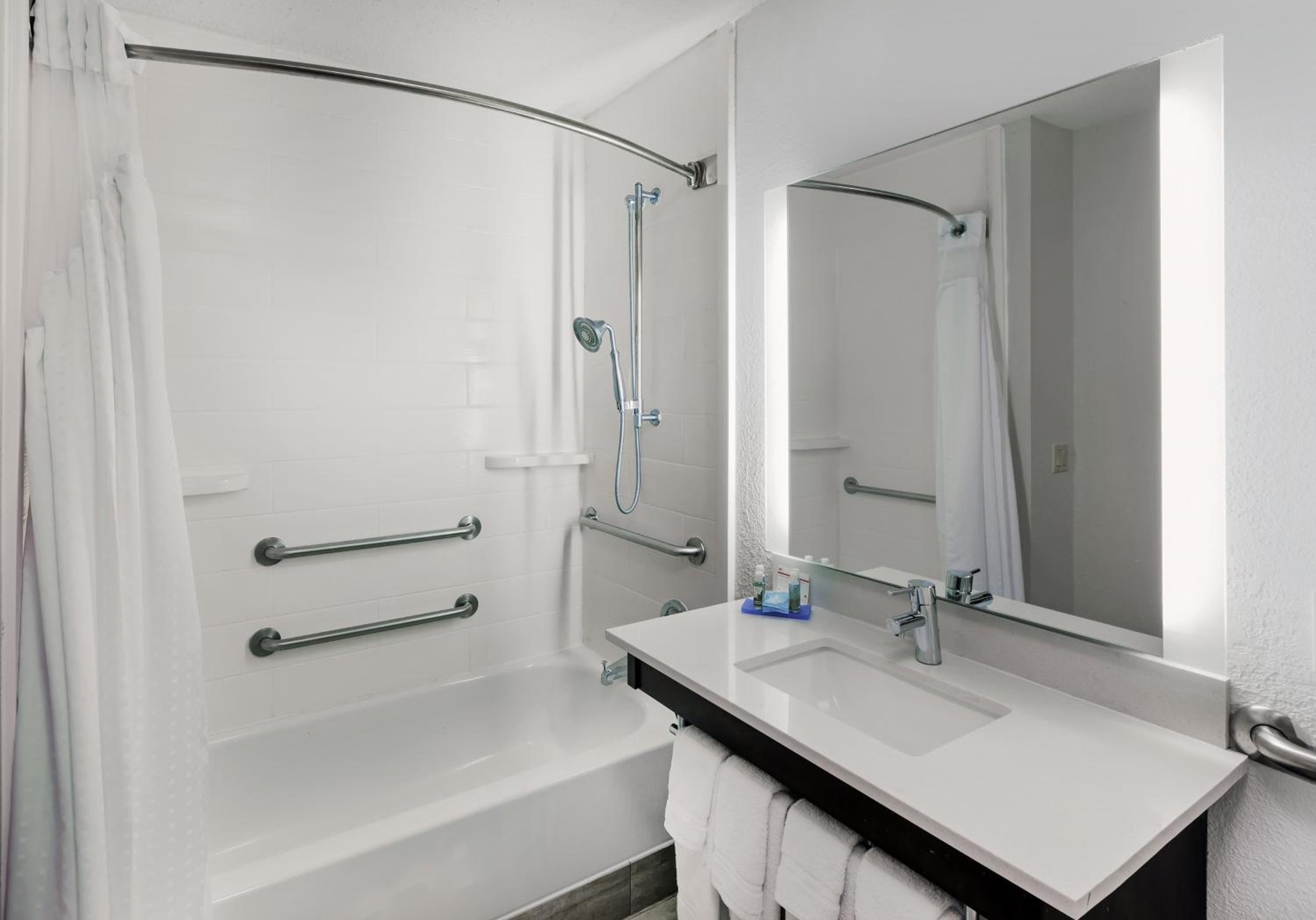 Standard King Room with Accessible Tub - Mobility Access - Photo 3