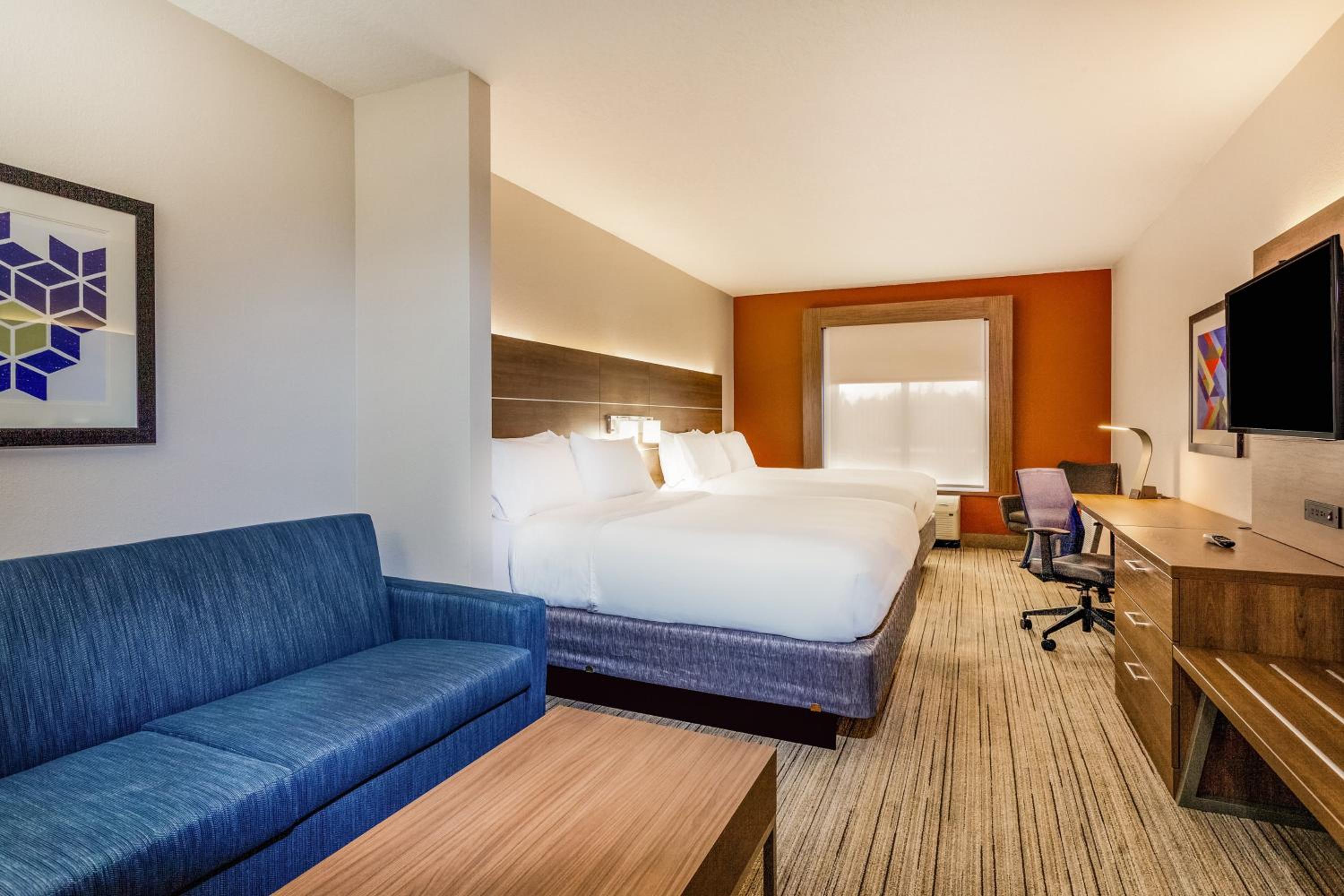Queen Suite with Sofa Bed - Photo 3