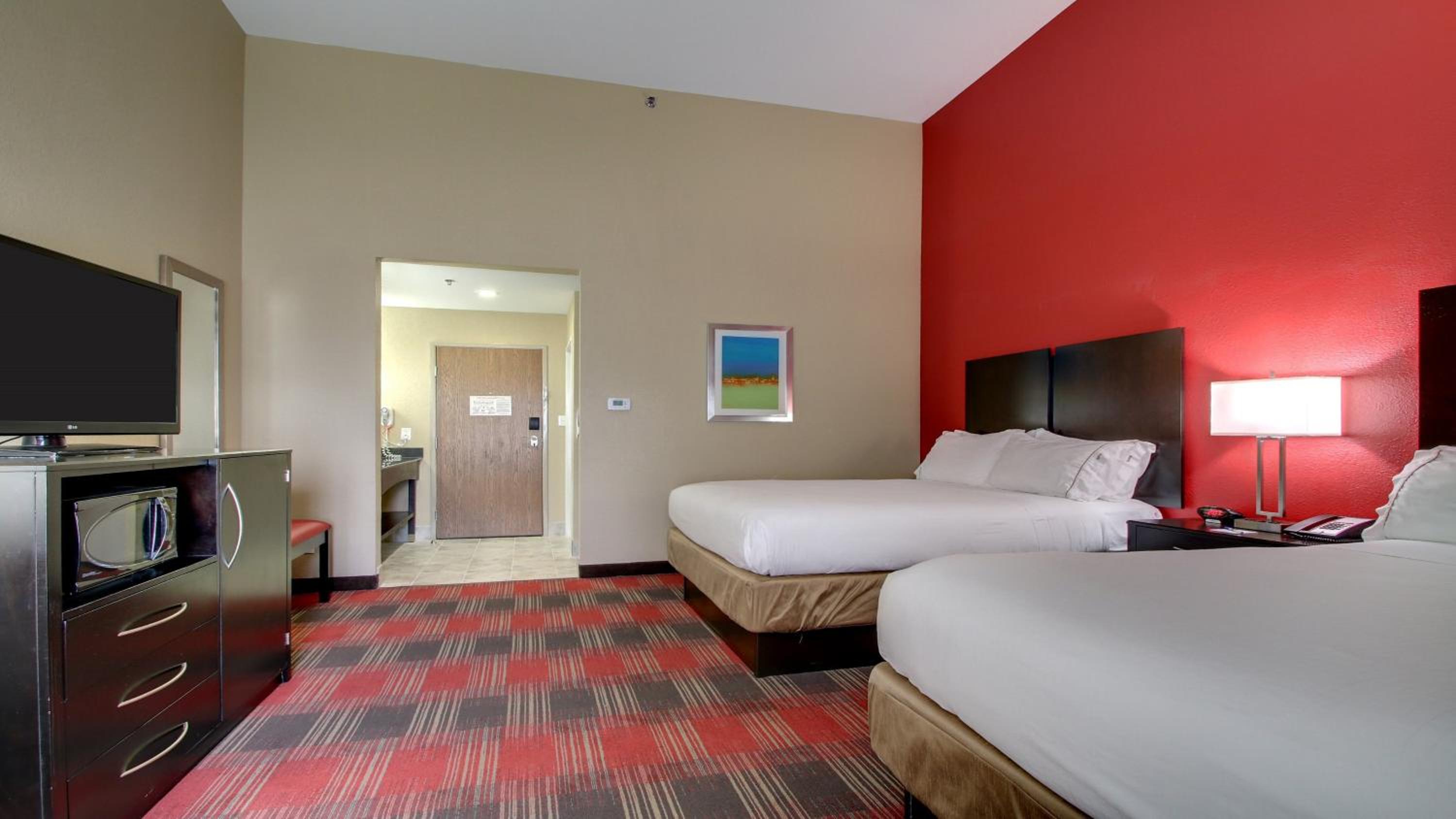 Standard Room with Two Queen Beds - Photo 6