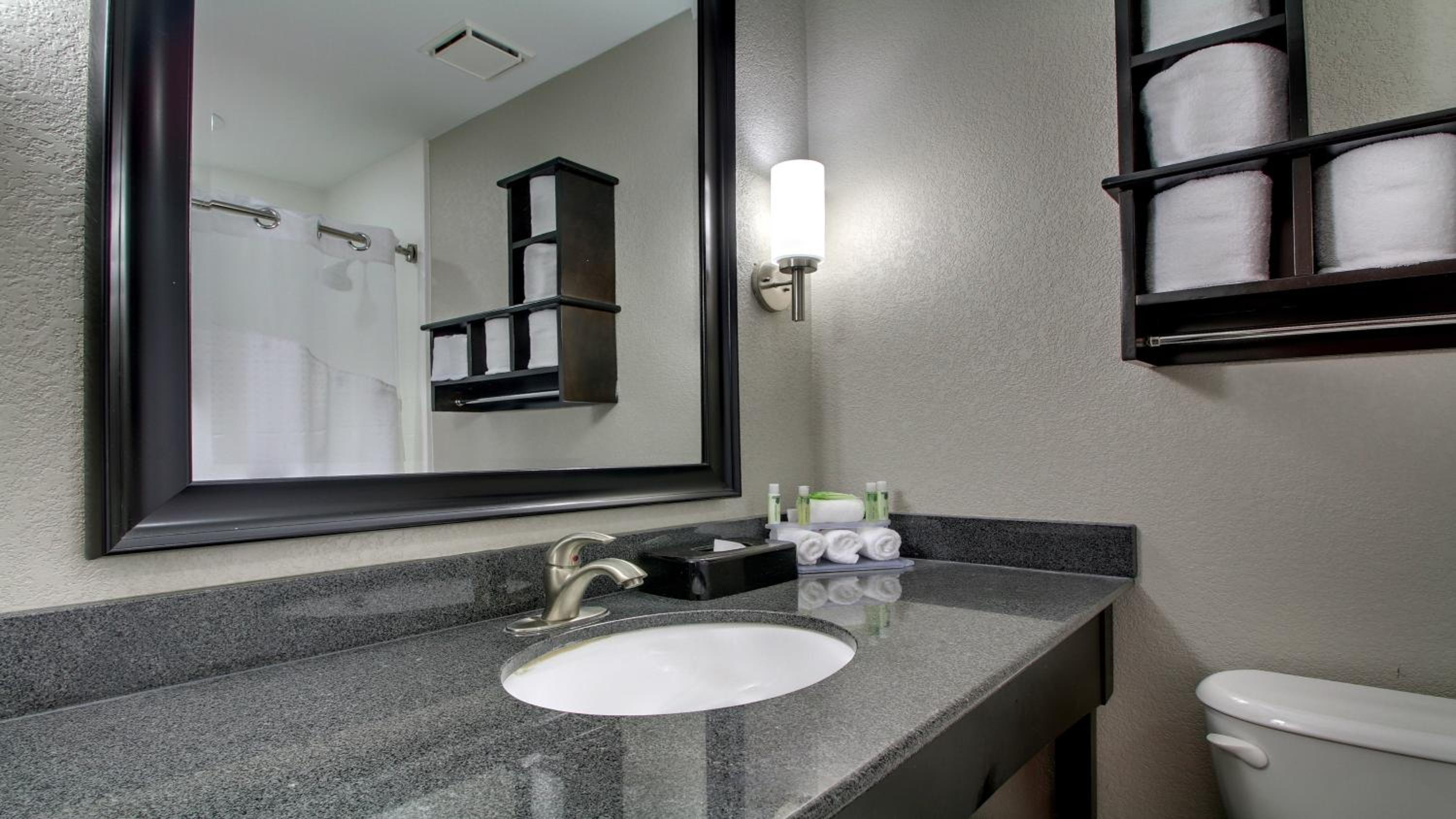Standard King Room - Photo 3