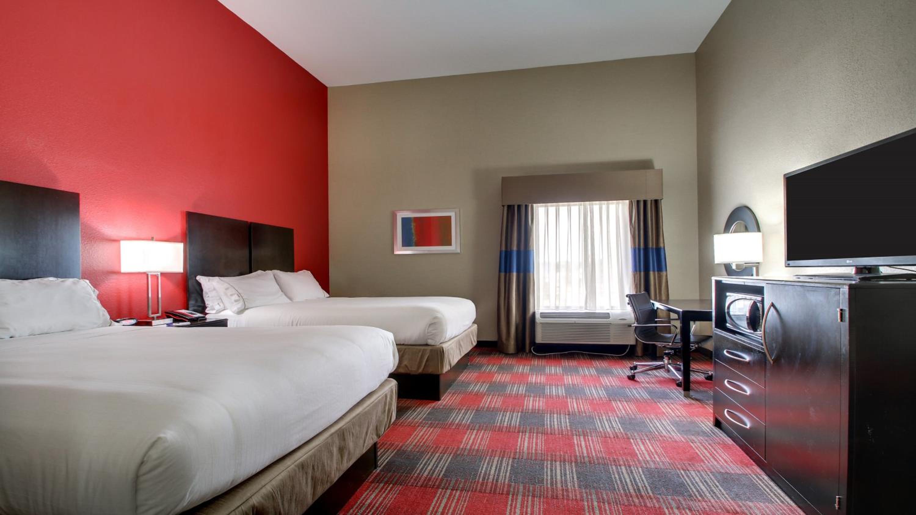 Standard Room with Two Queen Beds - Photo 4