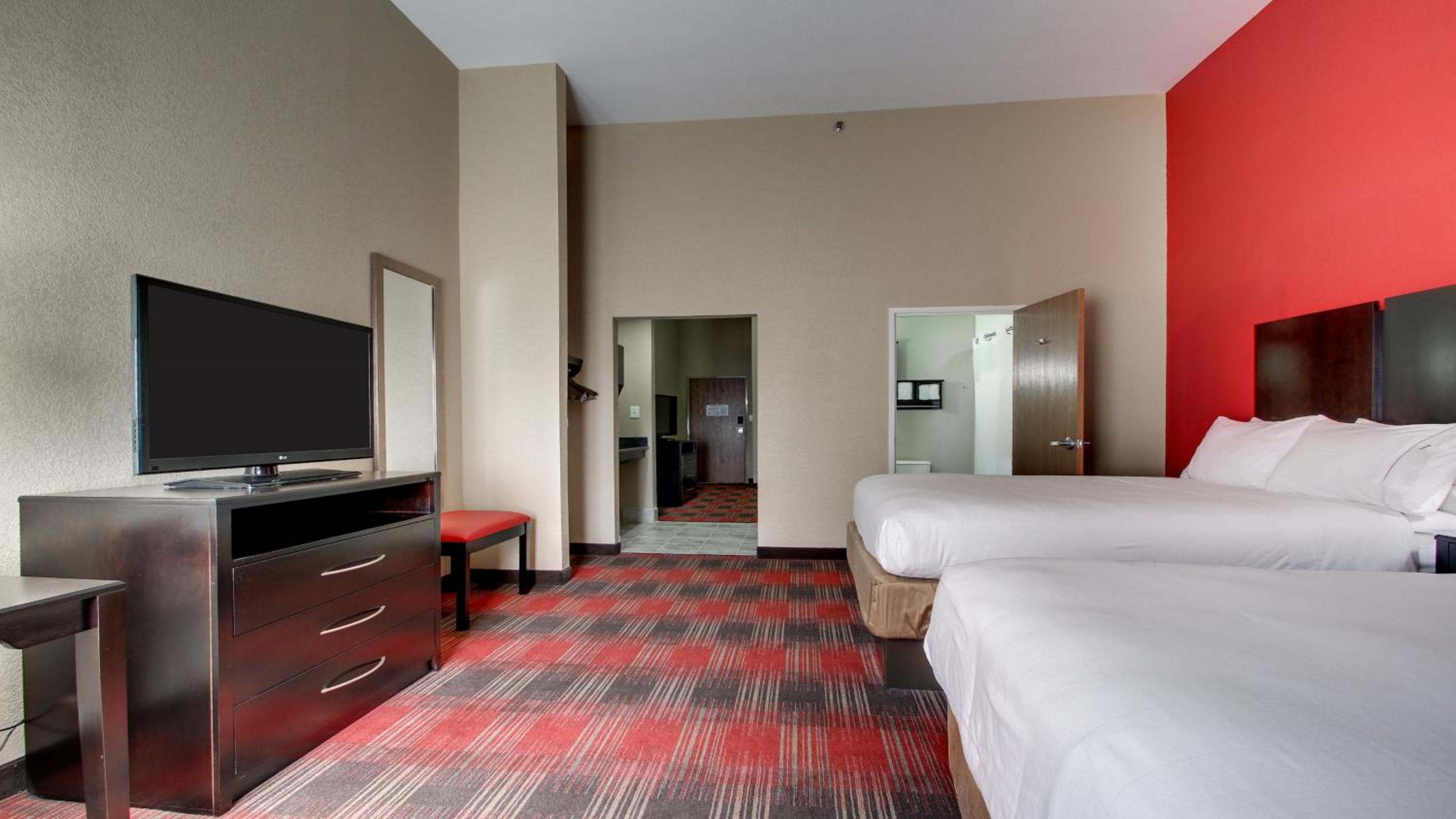 Suite with Two Queen Beds - Photo 6
