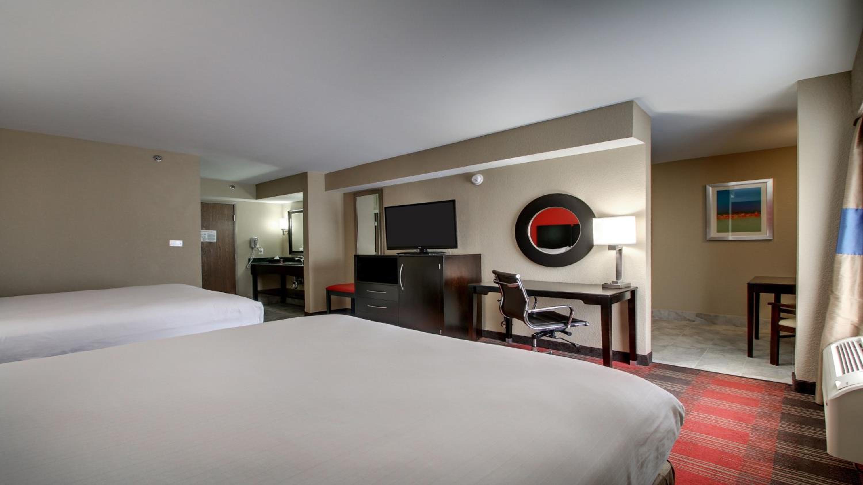 Standard Queen Room with Two Queen Beds - Photo 3