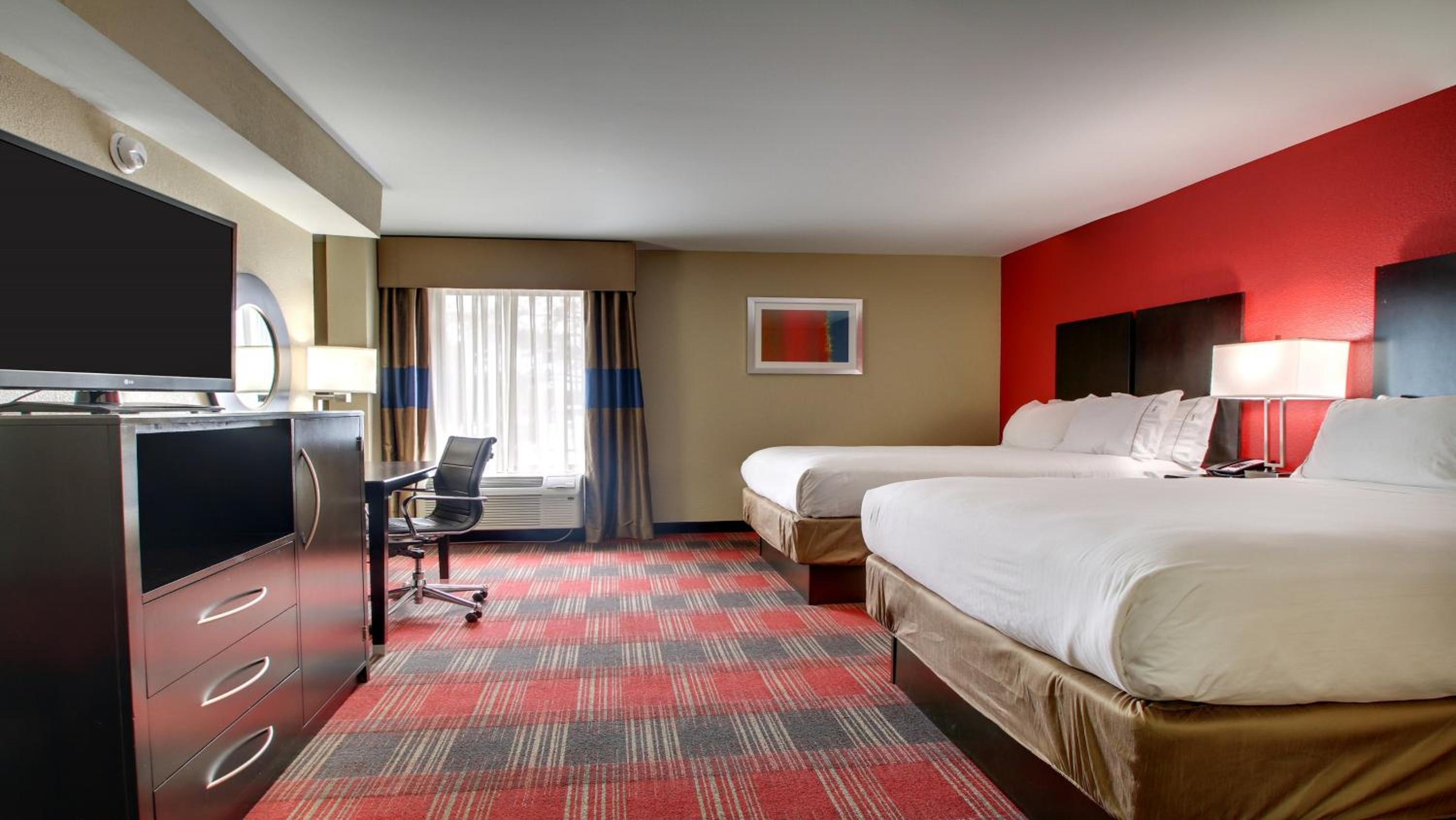Standard Room with Two Queen Beds - Photo 3