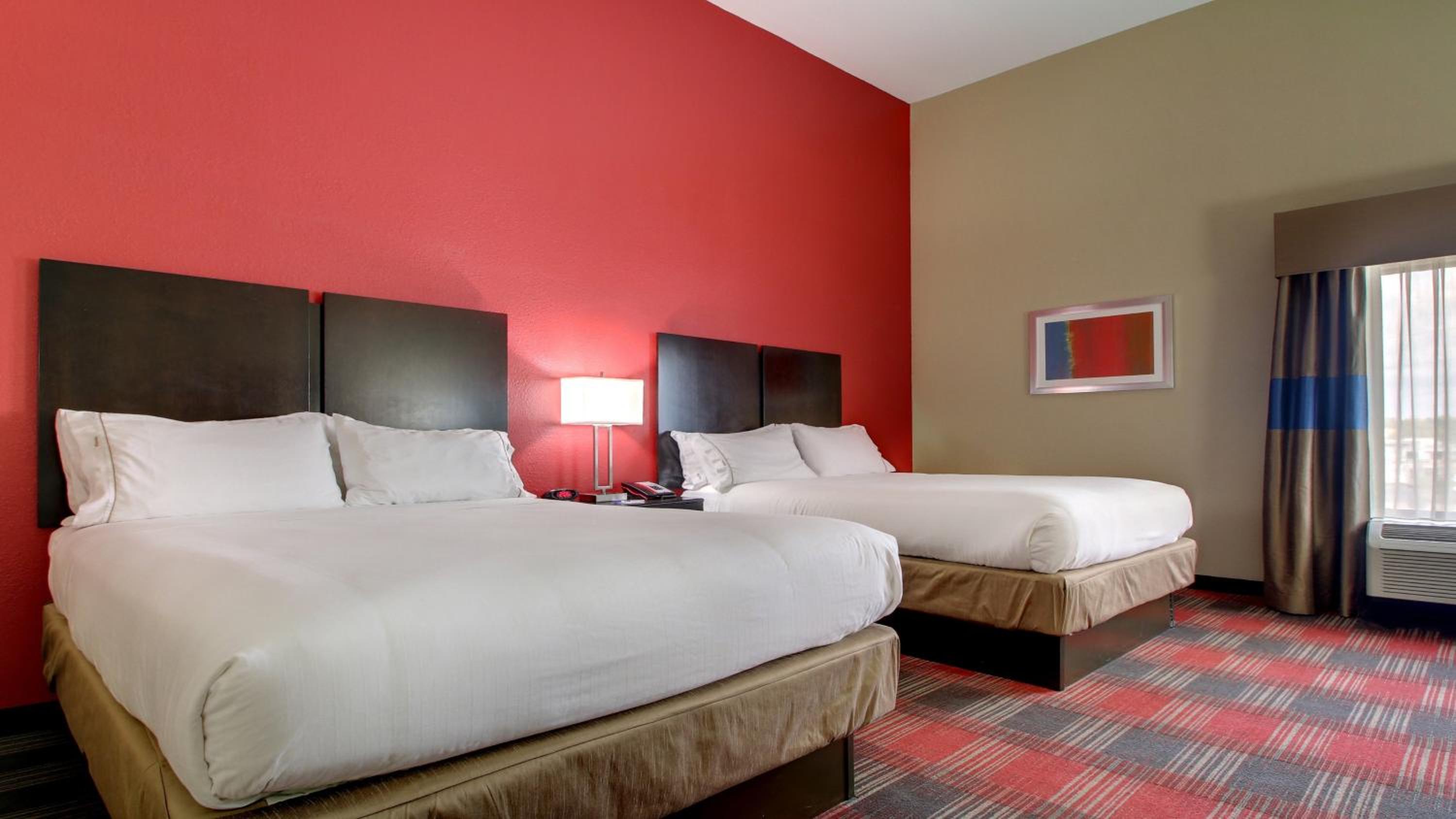 Standard Room with Two Queen Beds - Photo 2