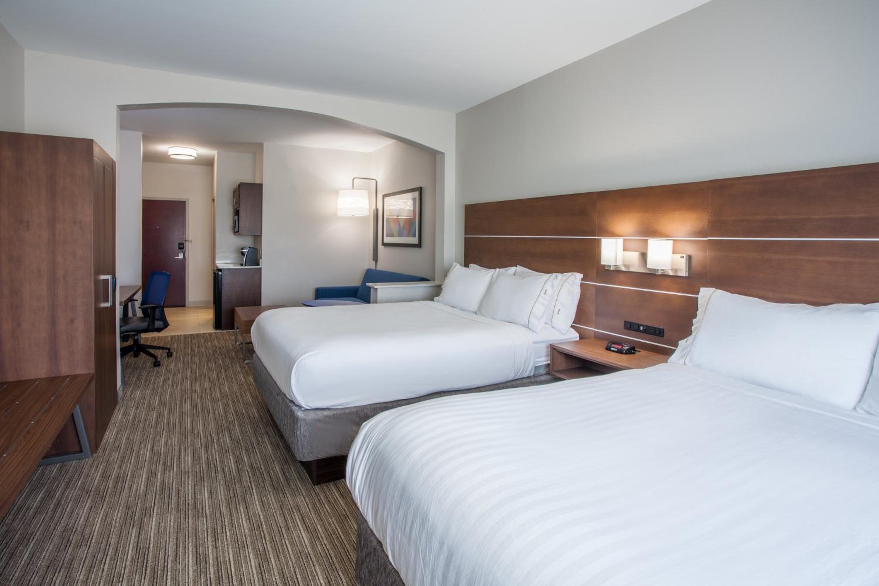 Standard Queen Room with Two Queen Beds - Photo 6