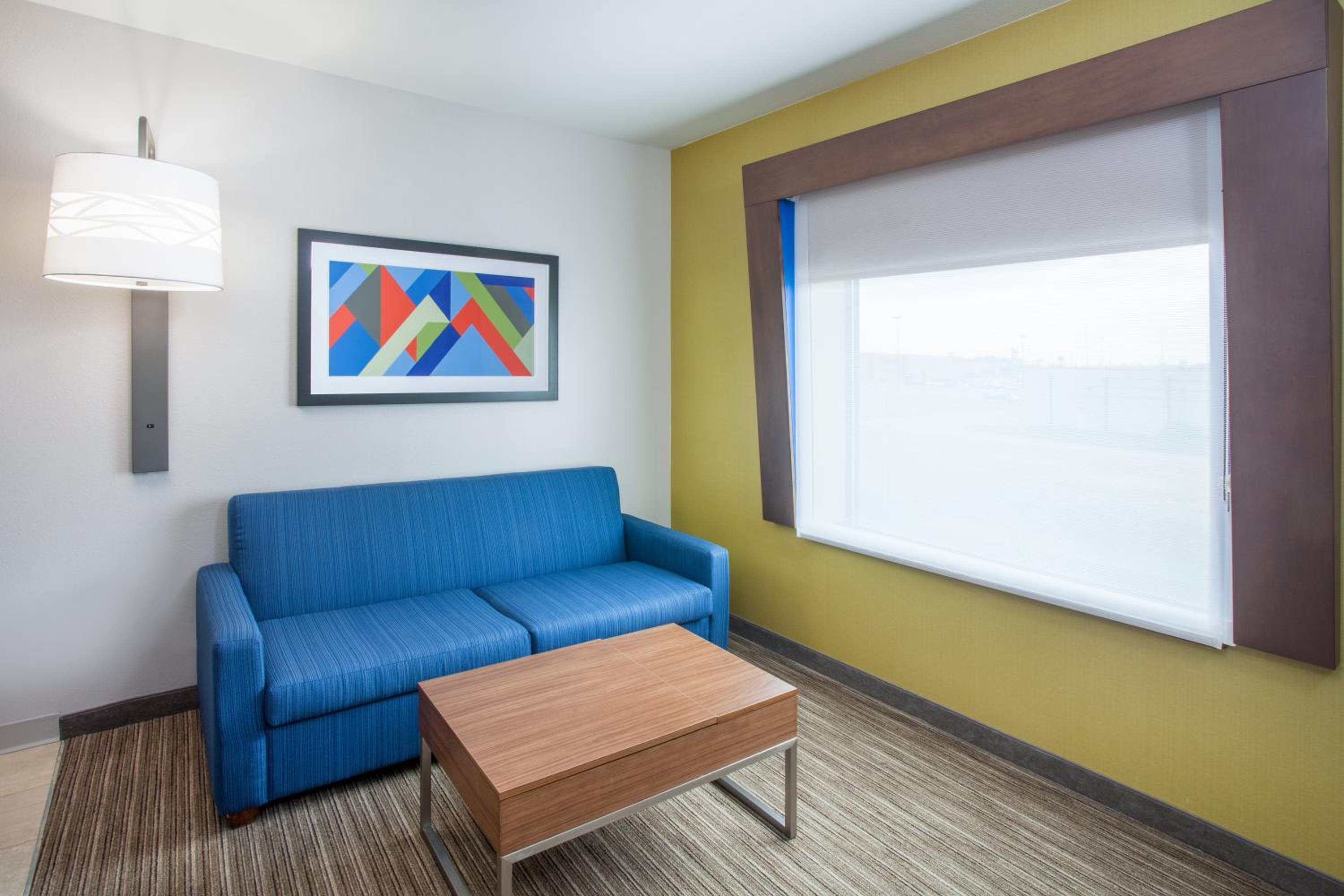 One-Bedroom Queen Suite with Two Queen Beds - Photo 4