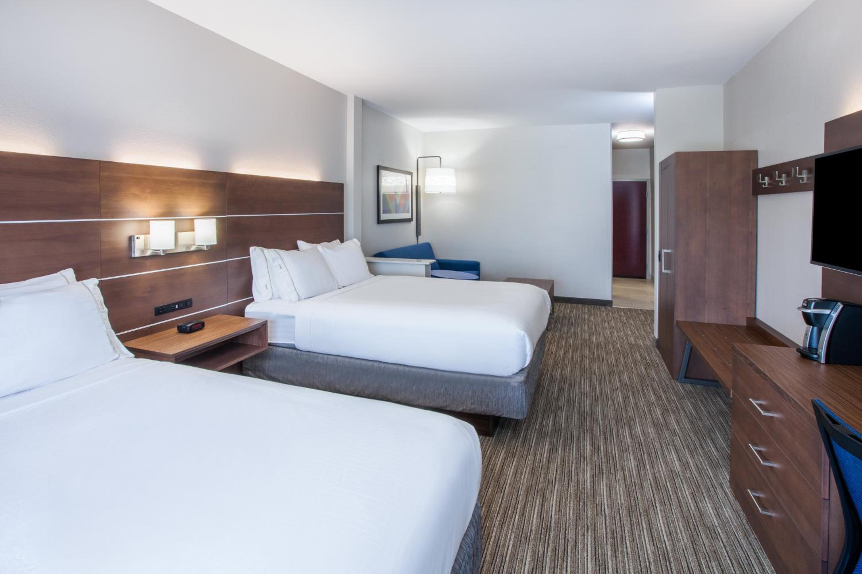Standard Queen Room with Two Queen Beds - Photo 2