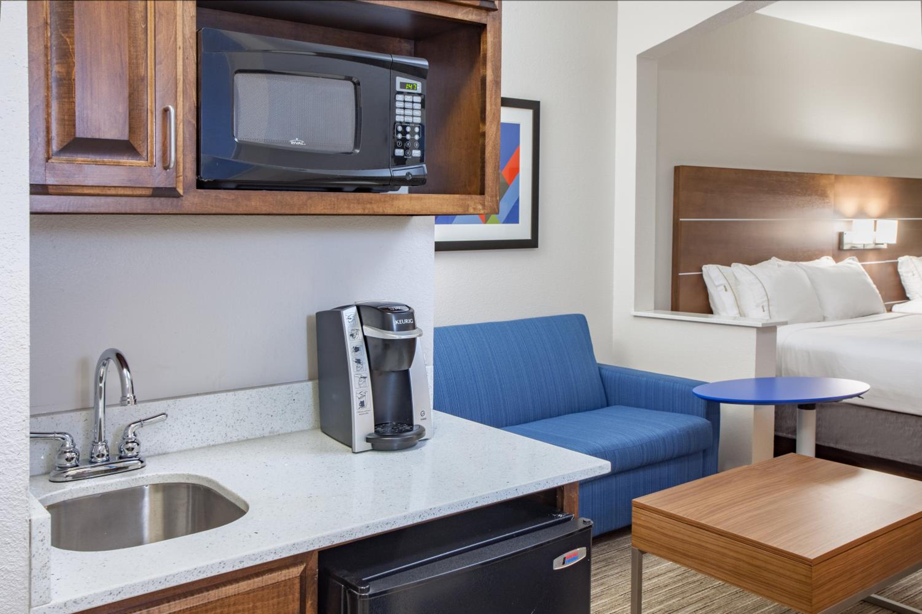 Suite with Two Queen Beds - Photo 5