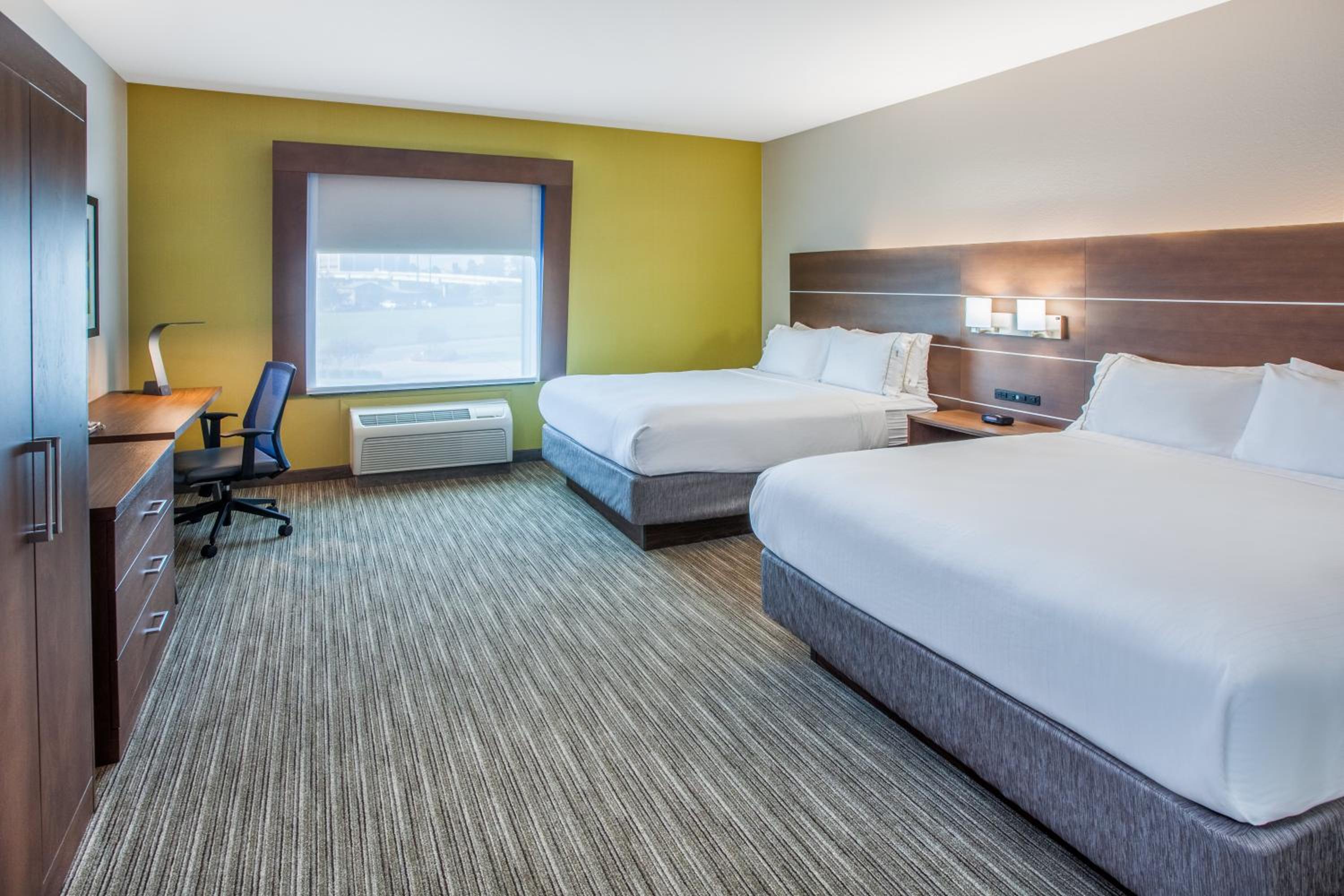 Standard Queen Room with Two Queen Beds - Photo 4