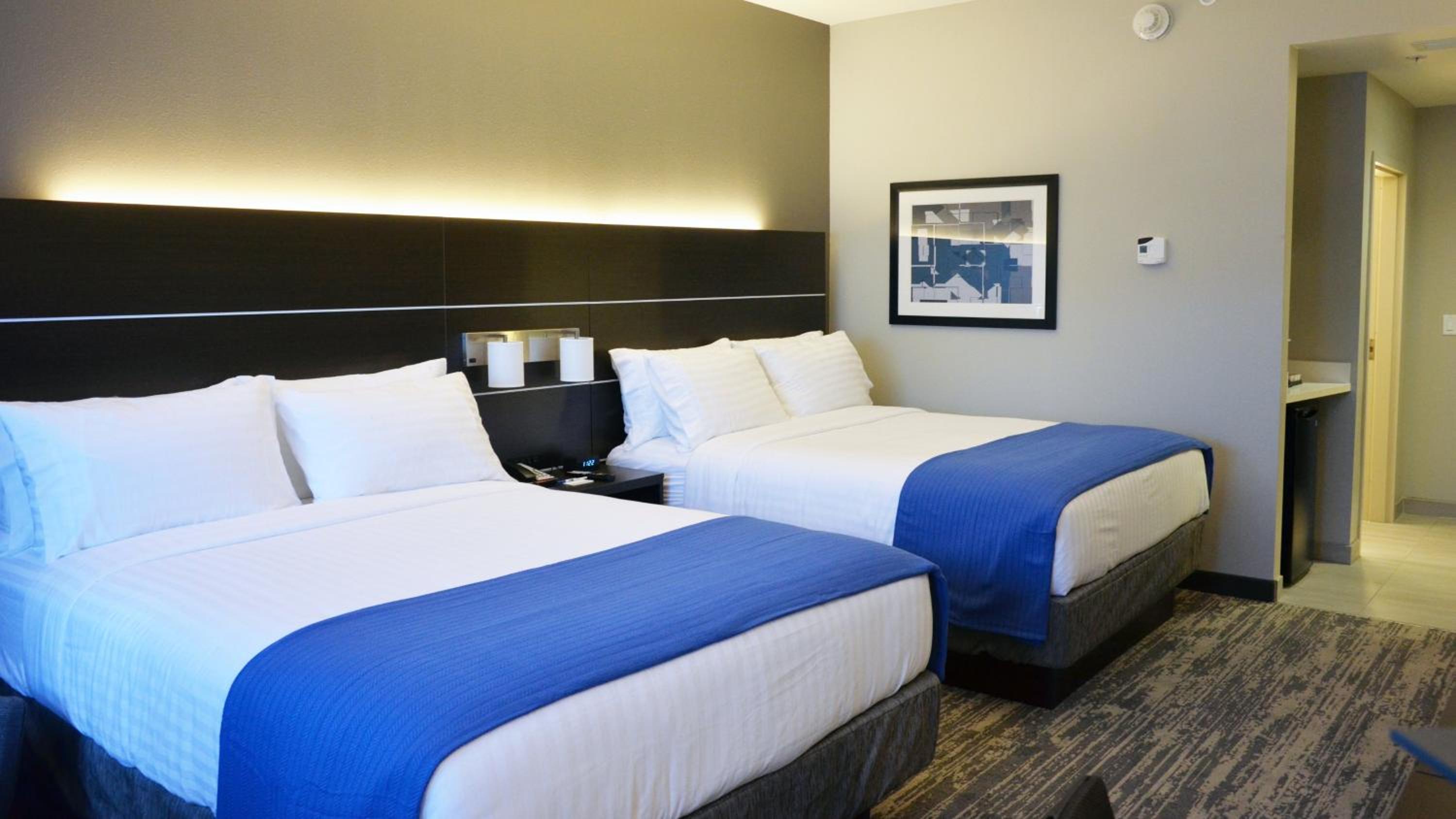 Standard Queen Room with Two Queen Beds and Mobility Accessible Tub photo 2