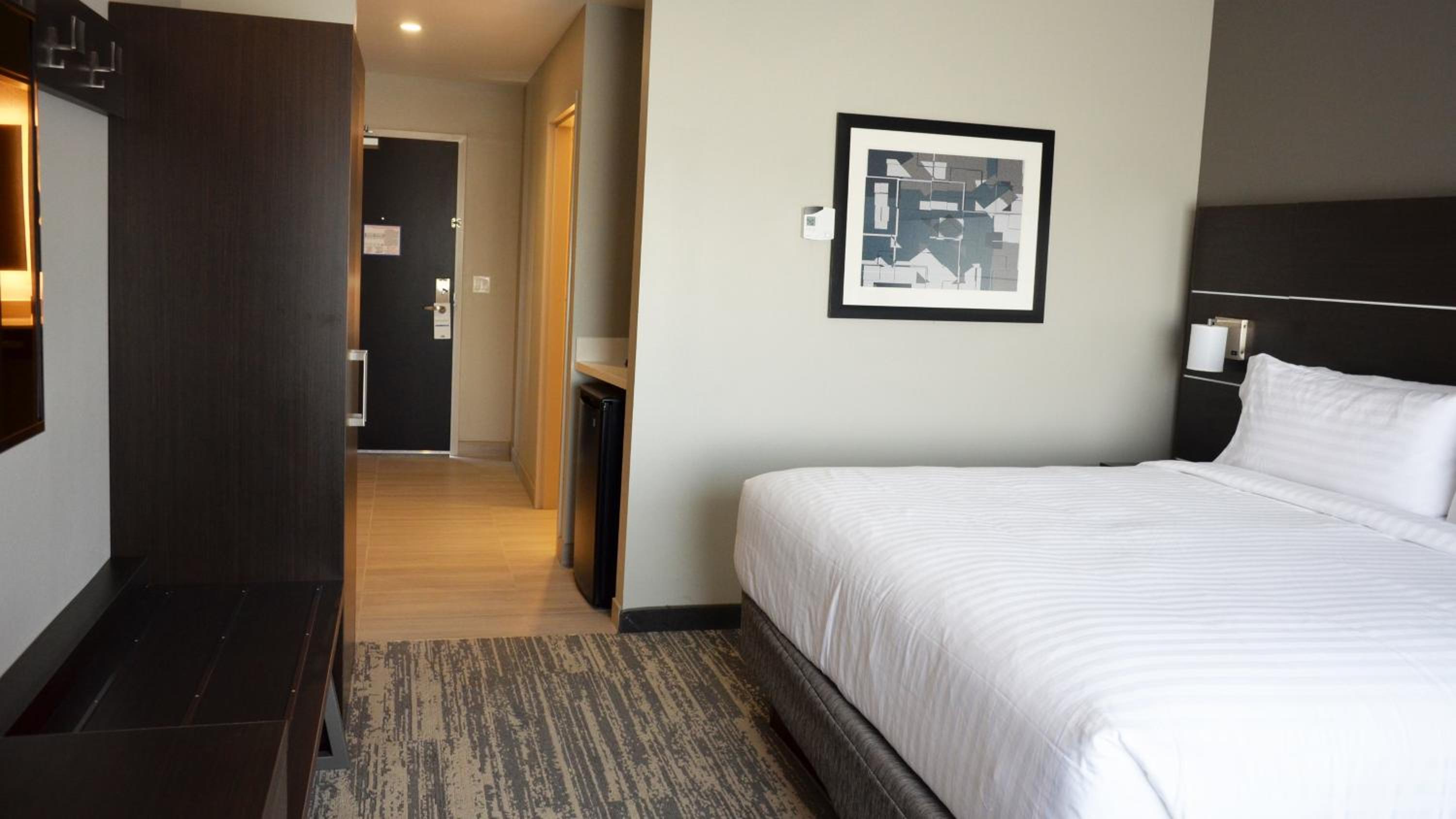 Standard King Room with Extra Space photo 3