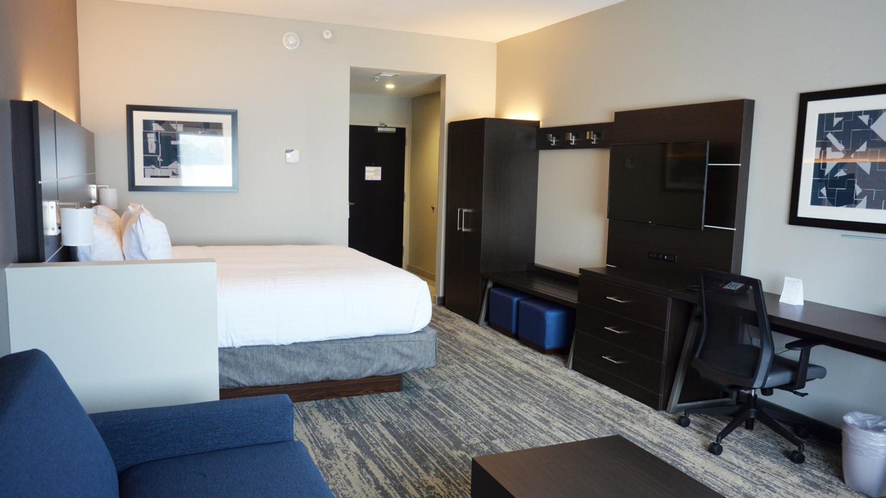 Queen Suite with Two Queen Beds and Mobility Accessible Tub - Non-Smoking