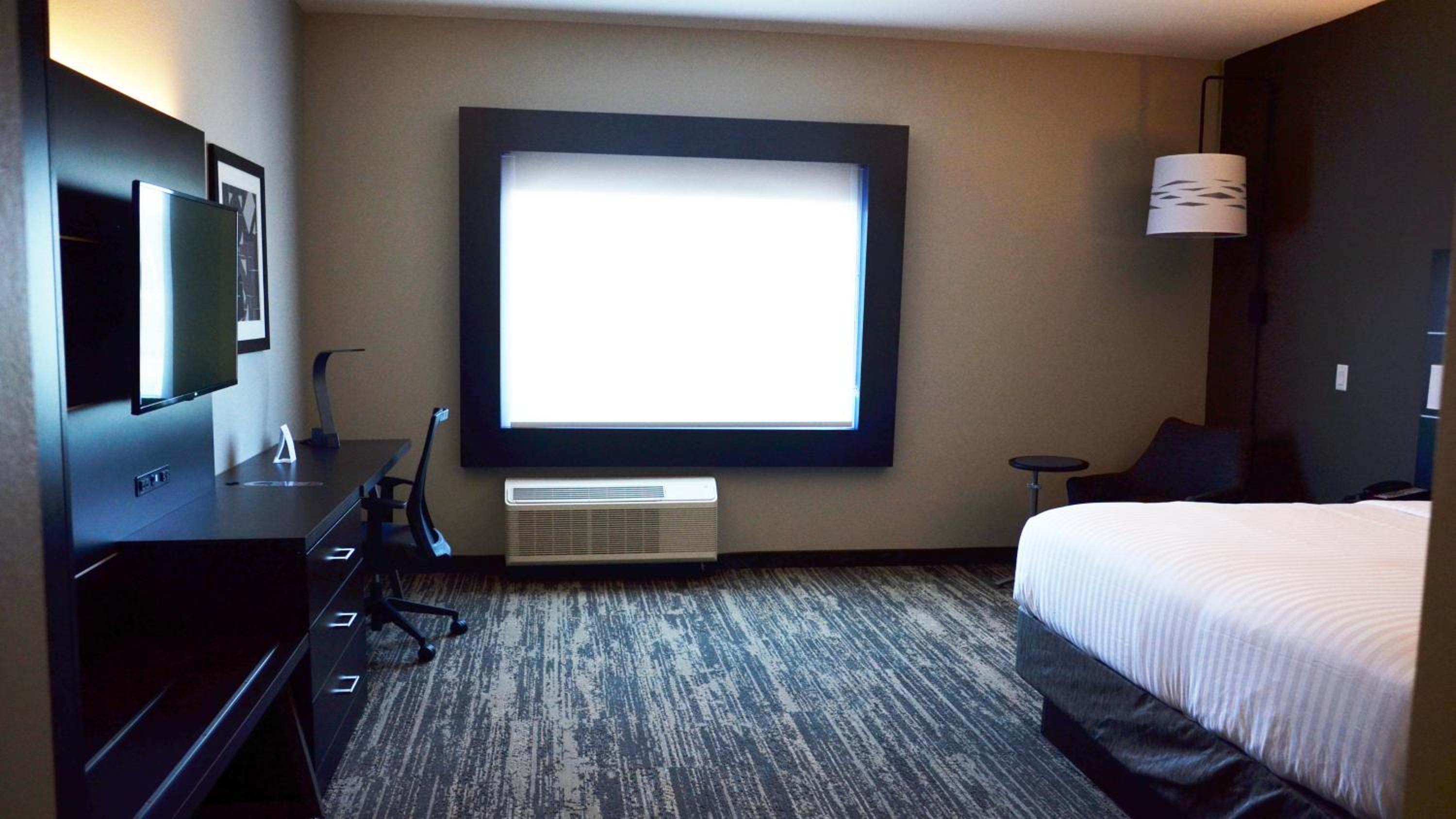 Standard King Room with Walk-In Shower photo 2