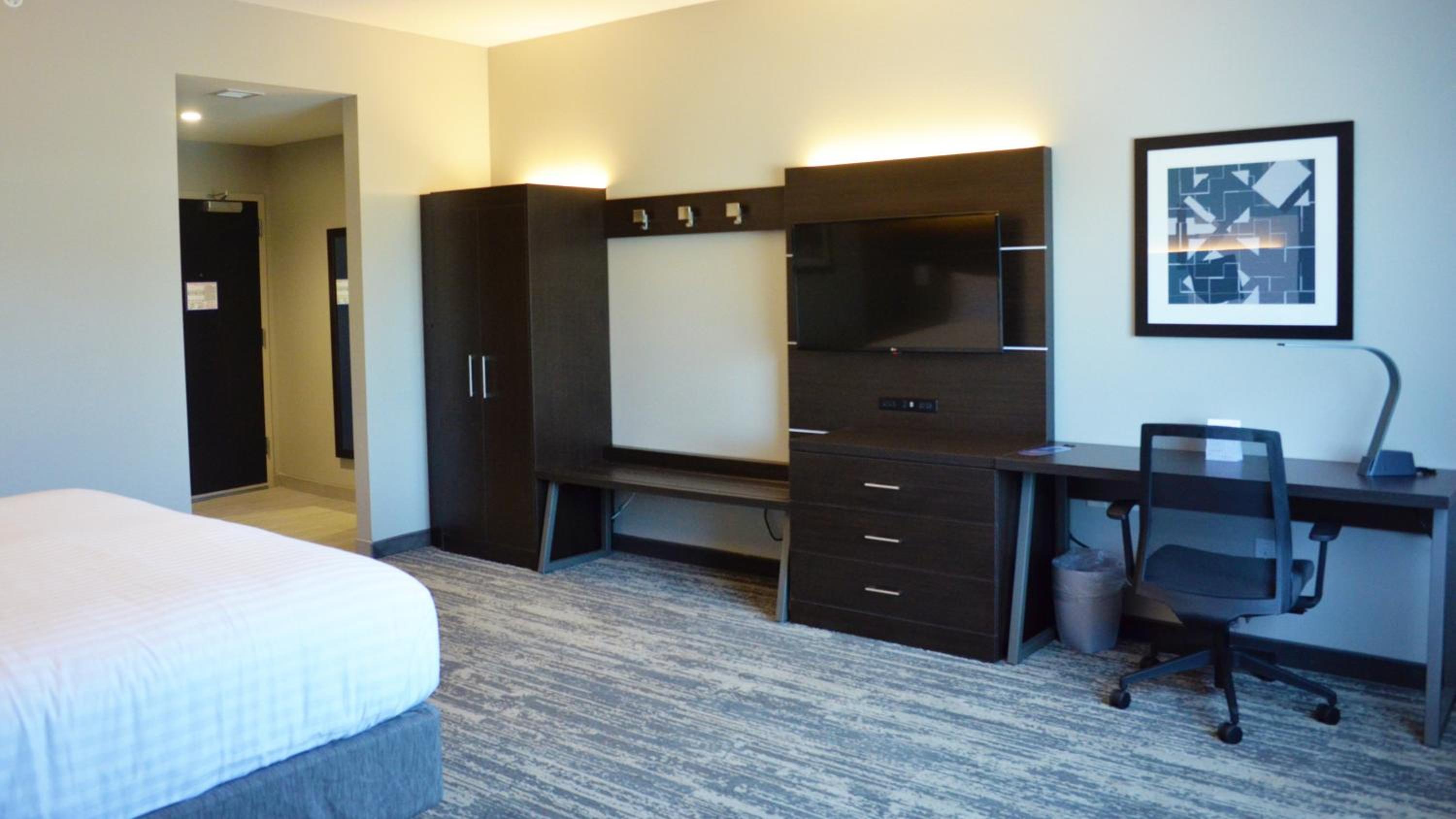 Standard King Room with Walk-In Shower photo 3