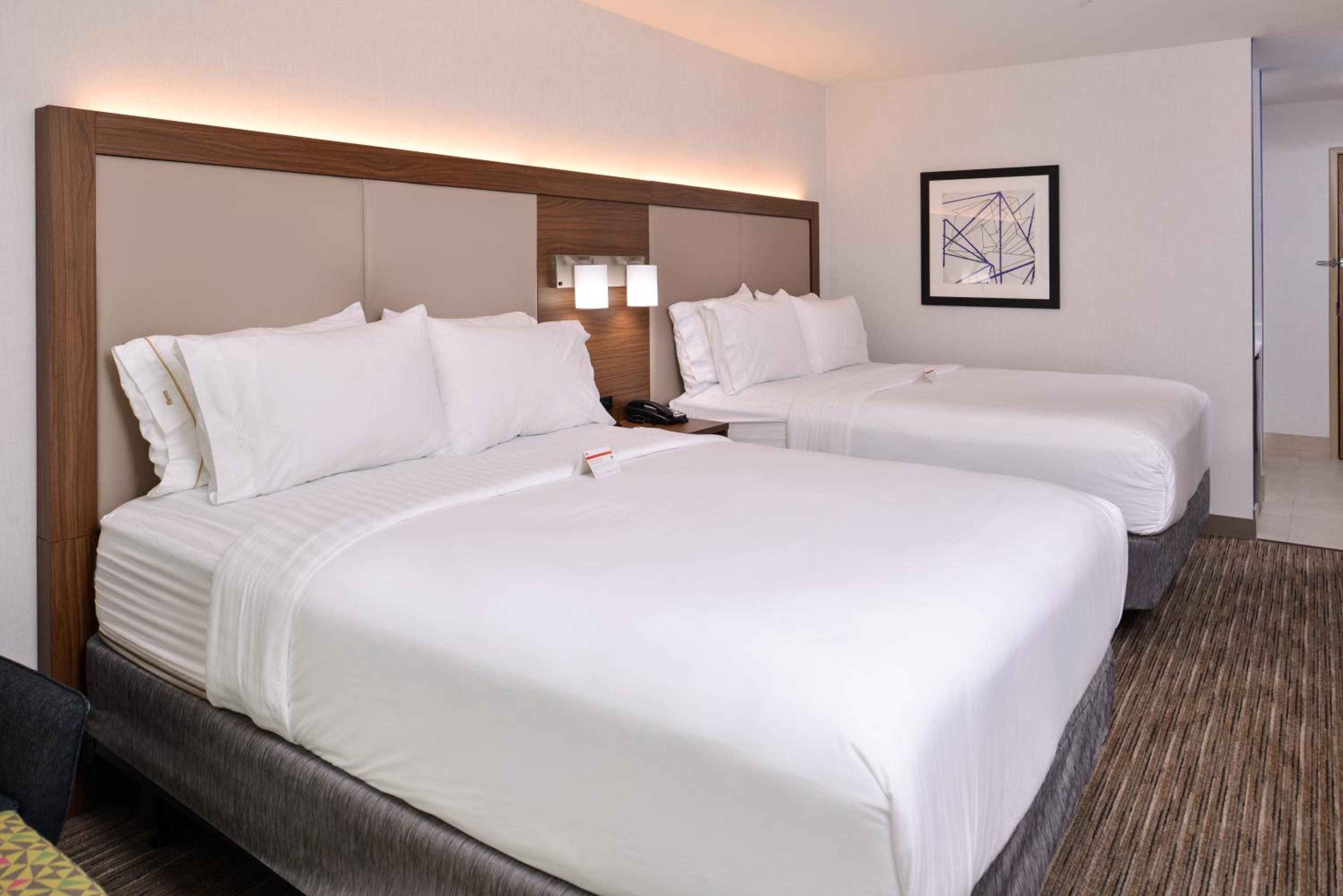 Standard Room with Two Queen Beds - Photo 3