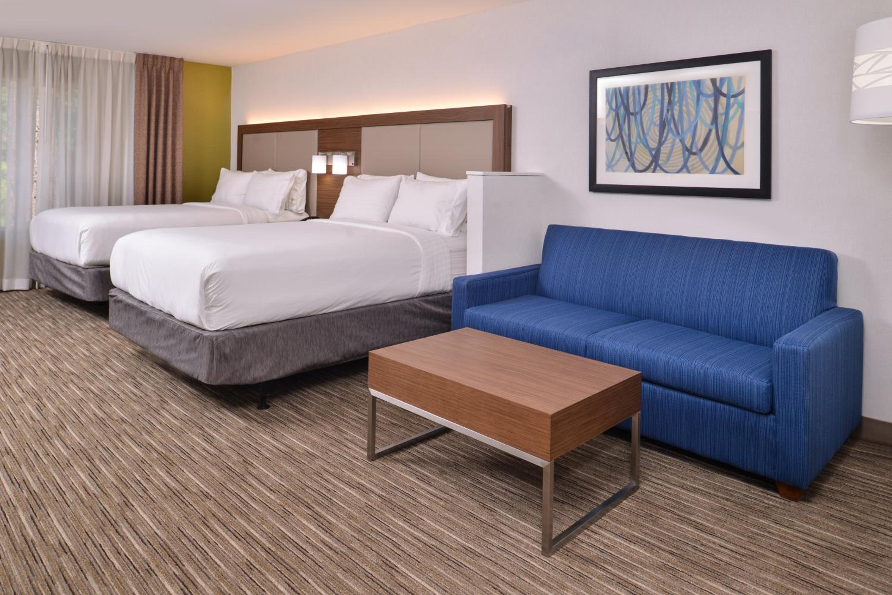 Queen Suite - Photo 1