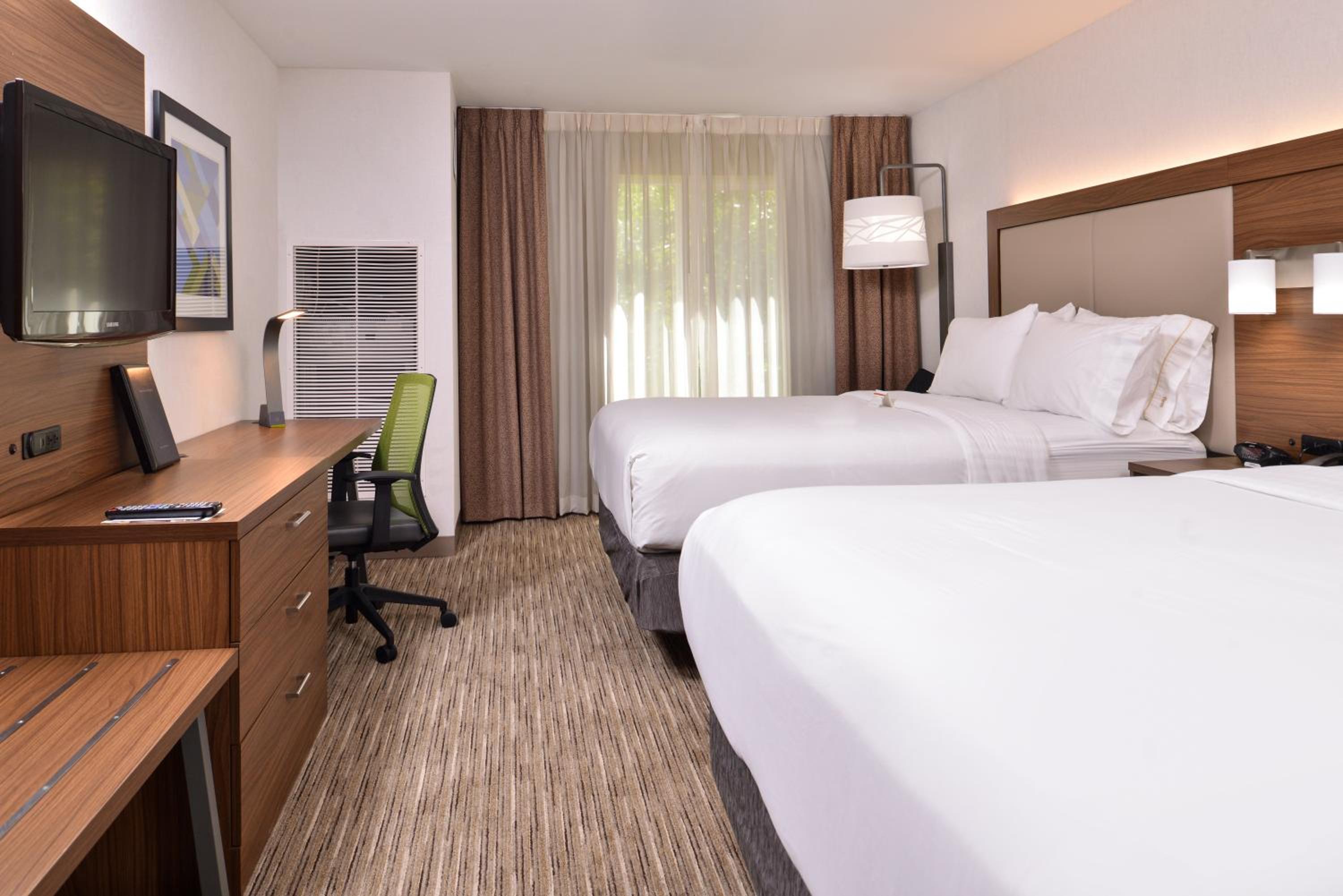 Standard Room with Two Queen Beds - Photo 2
