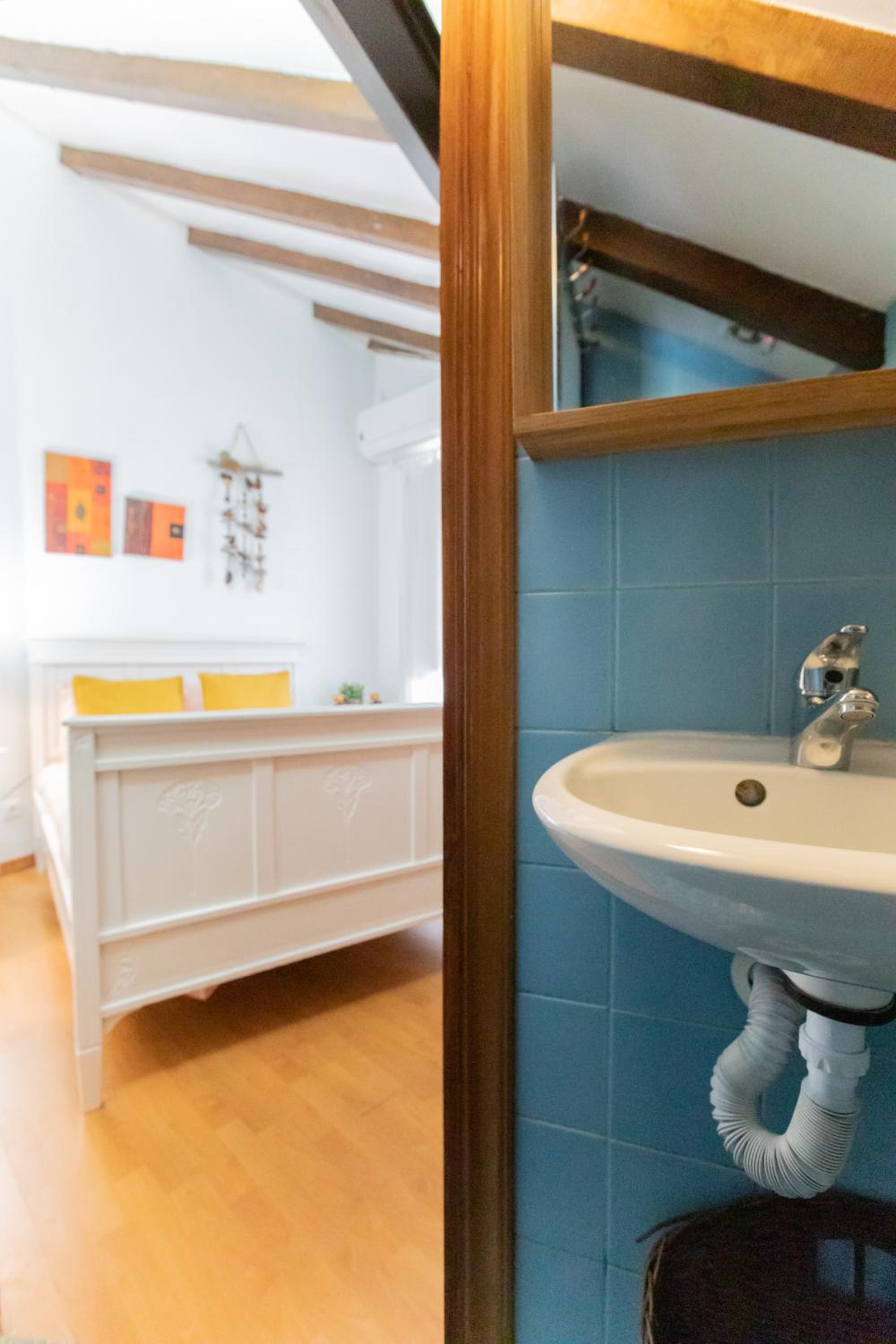 Two-Bedroom House - Photo 18