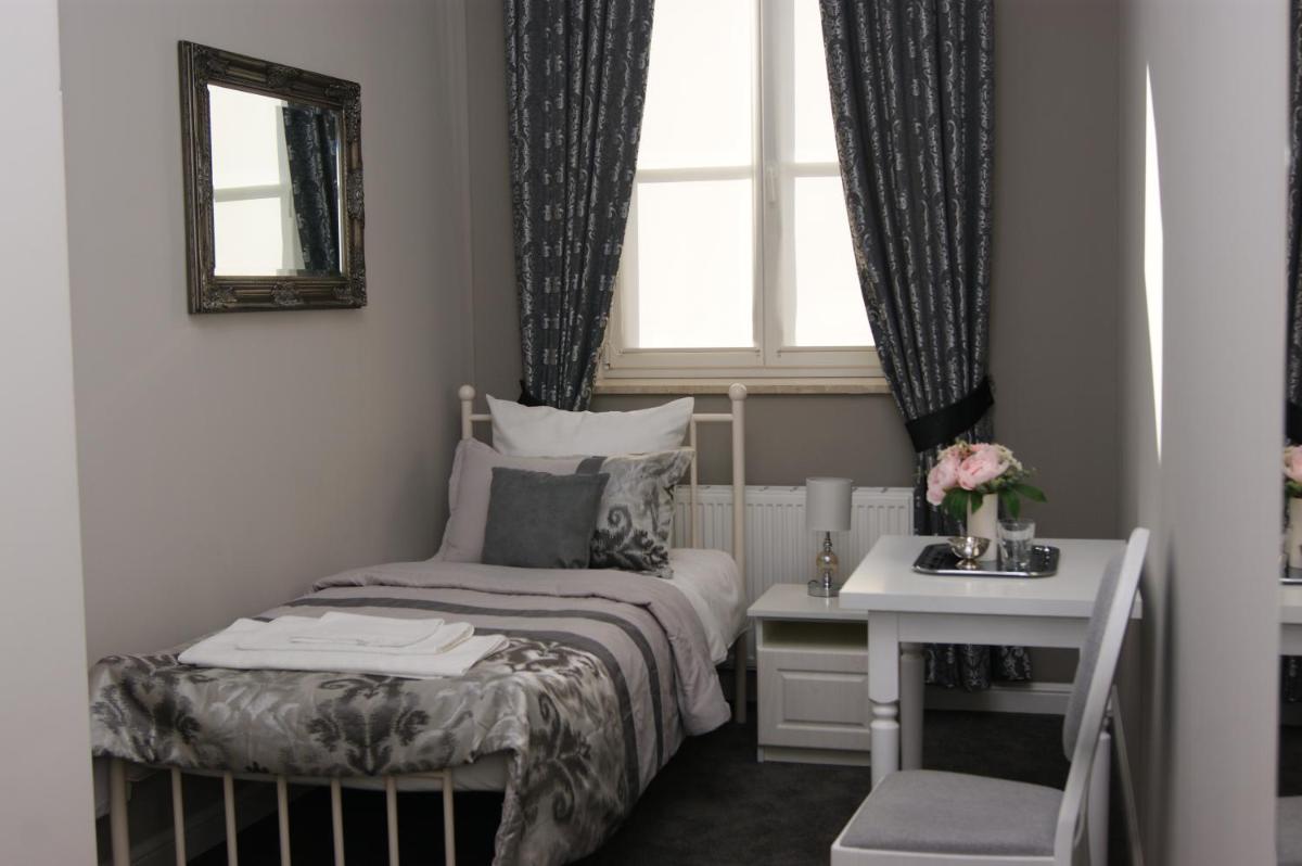 Single Room with Bathroom photo 2