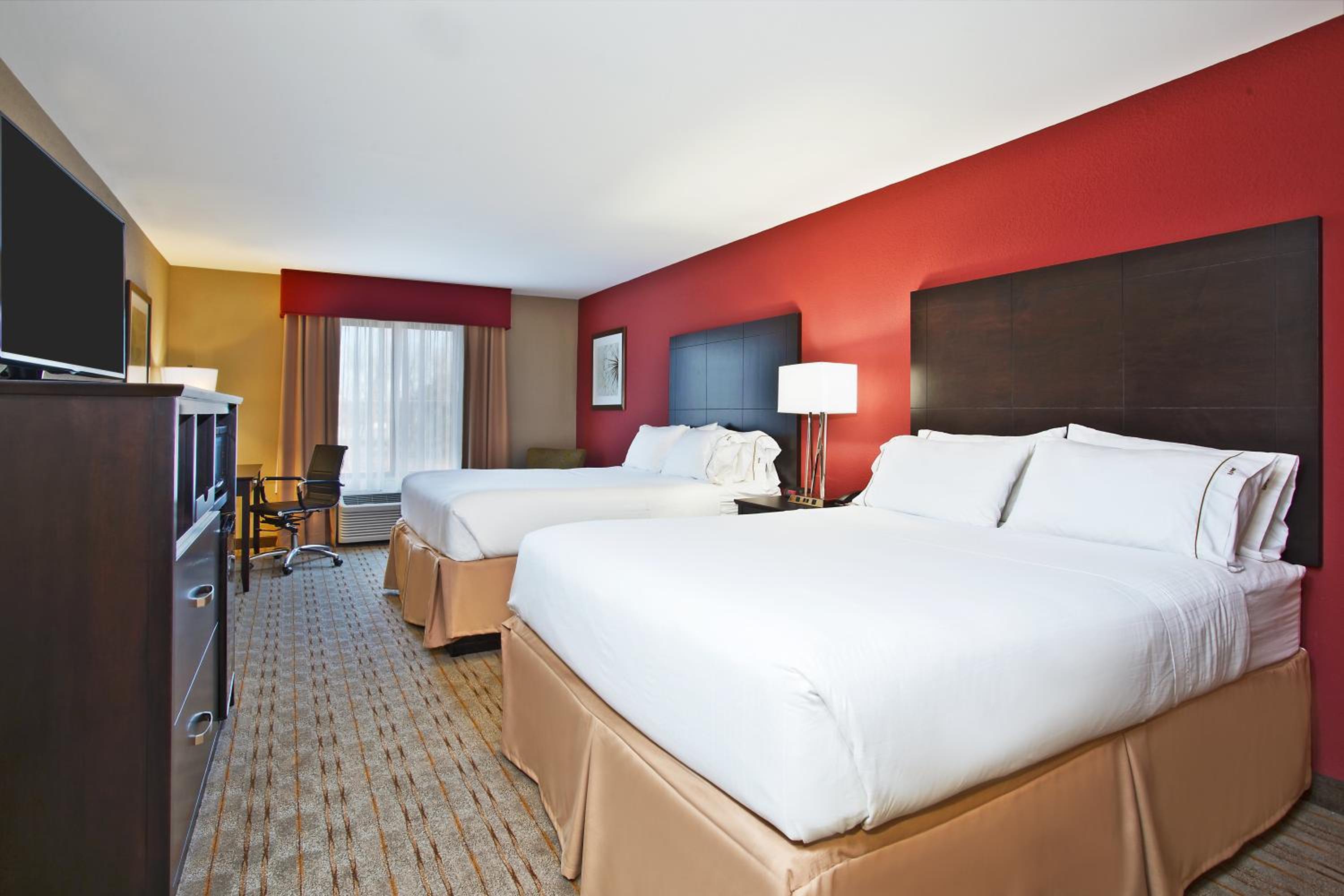 Standard Queen Room with Two Queen Beds and Mobility Accessible Tub photo 1