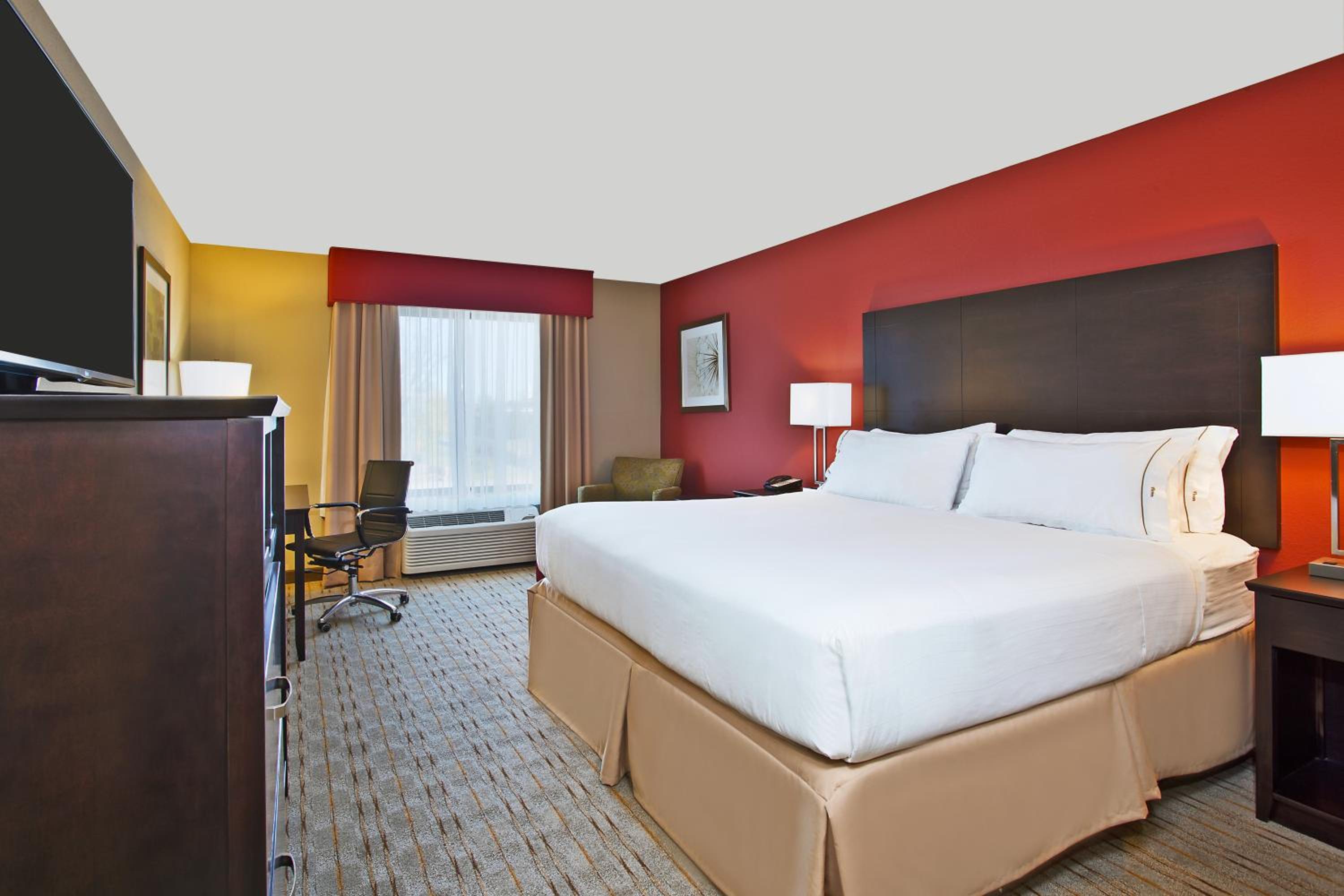 Standard King Room with Accessible Tub - Mobility Access photo 3