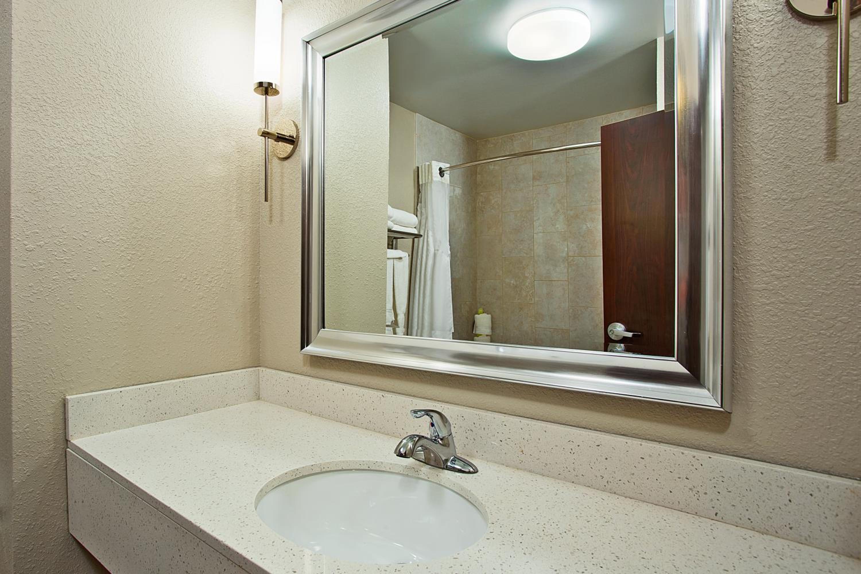 Standard Queen Room with Two Queen Beds and Mobility Accessible Tub photo 2