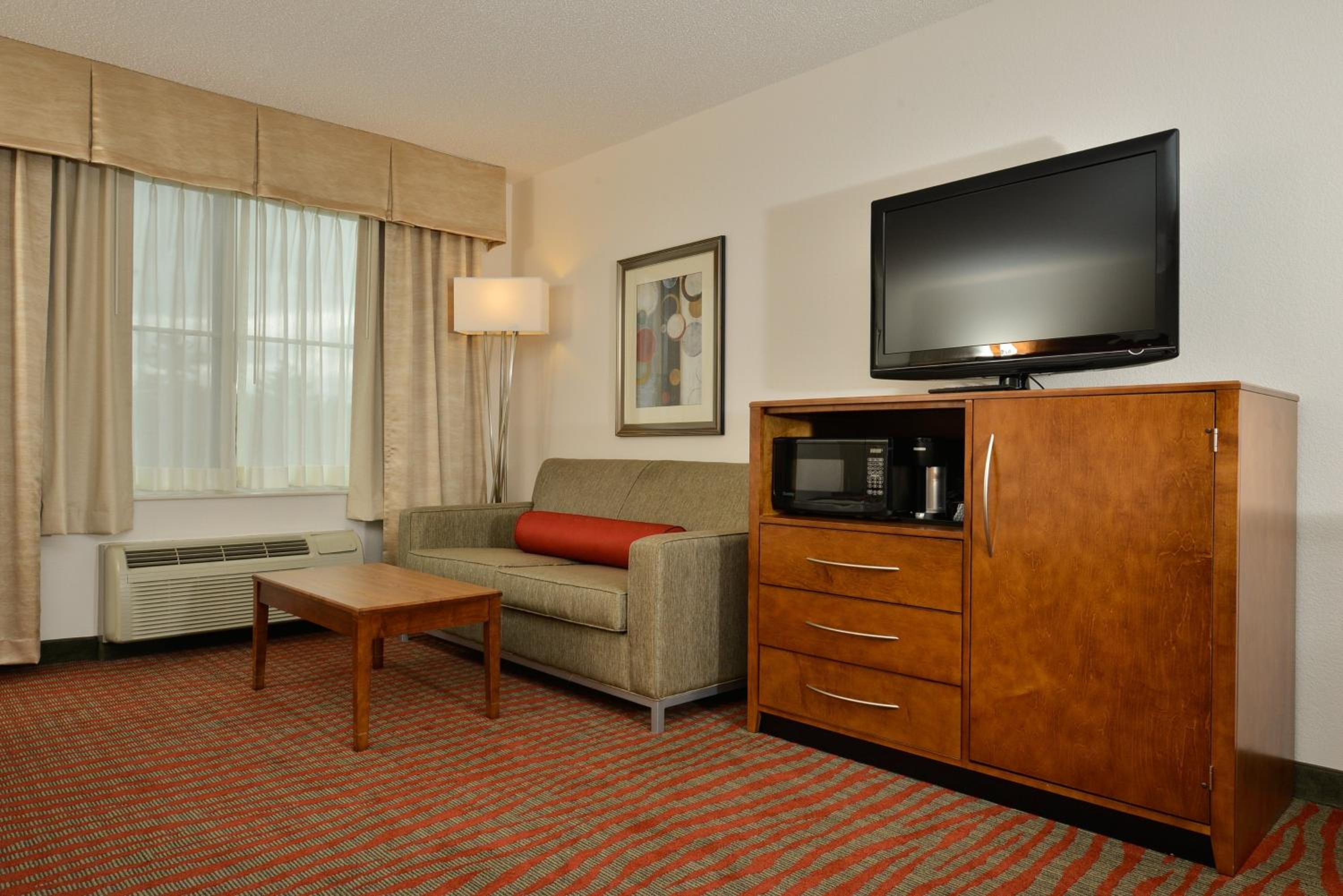 Standard King Room with Sofa Bed - Photo 2