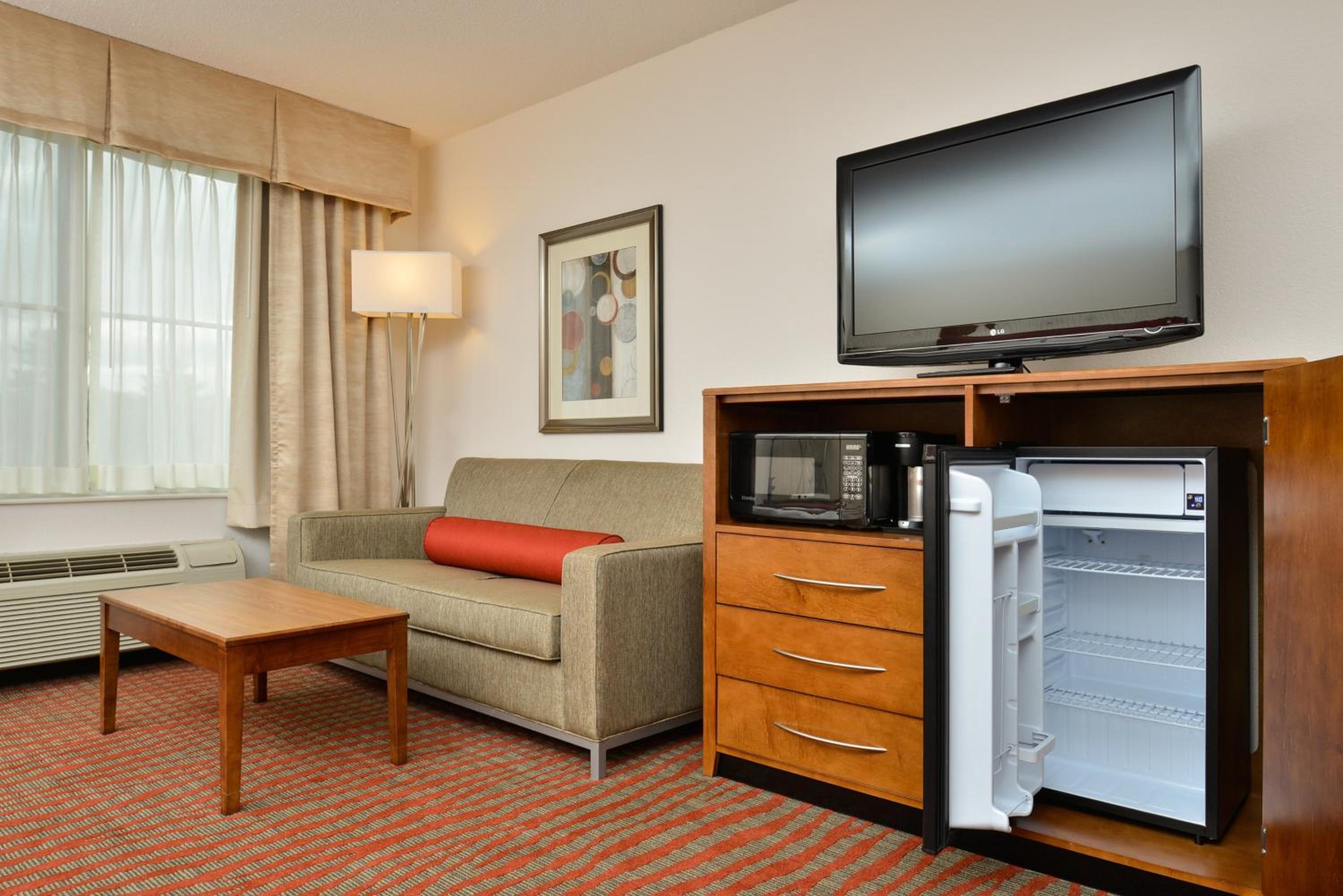 Standard King Room with Sofa Bed - Photo 8