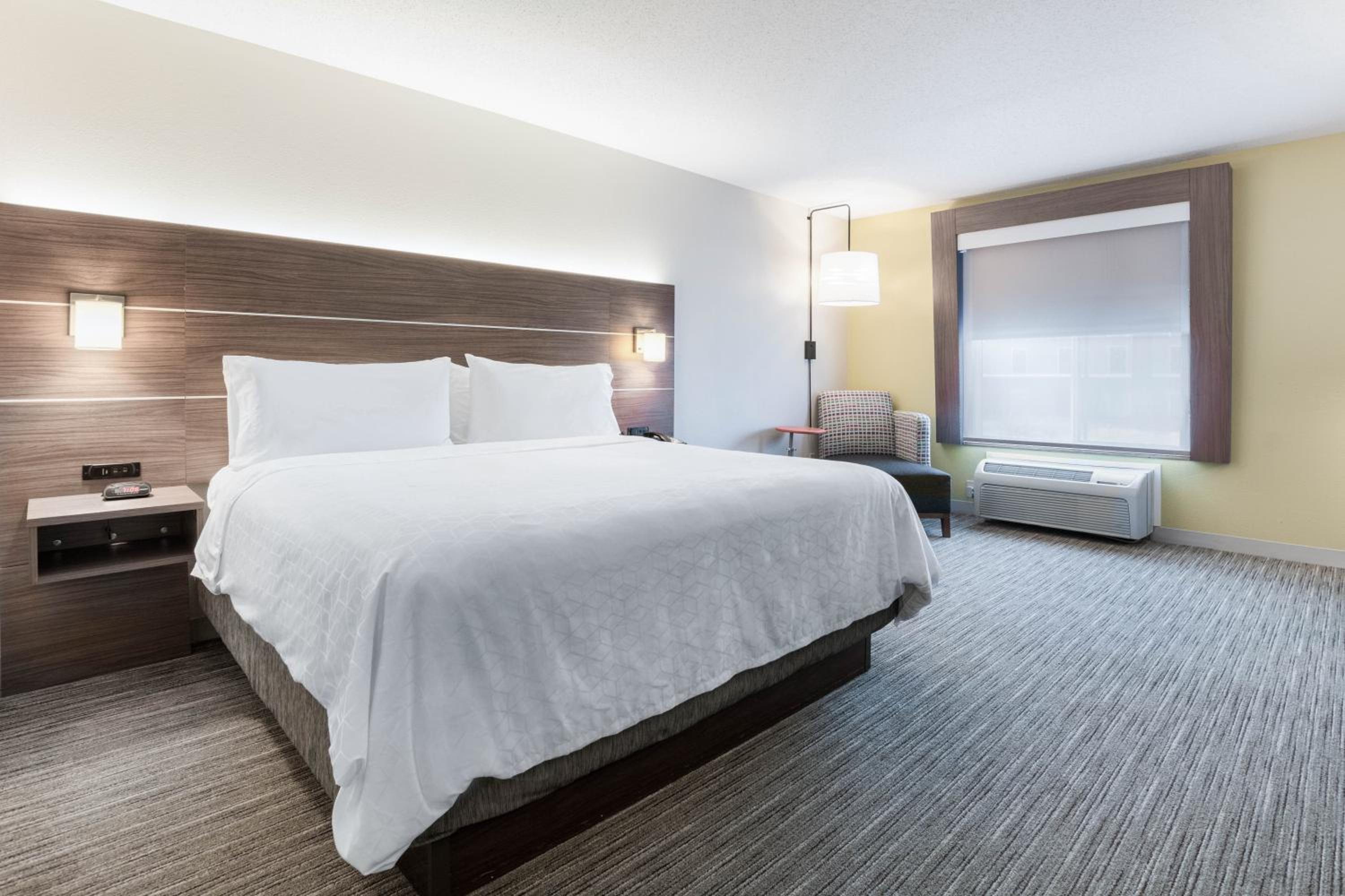 Suite - Mobility Access/Hearing Accessible - Photo 3