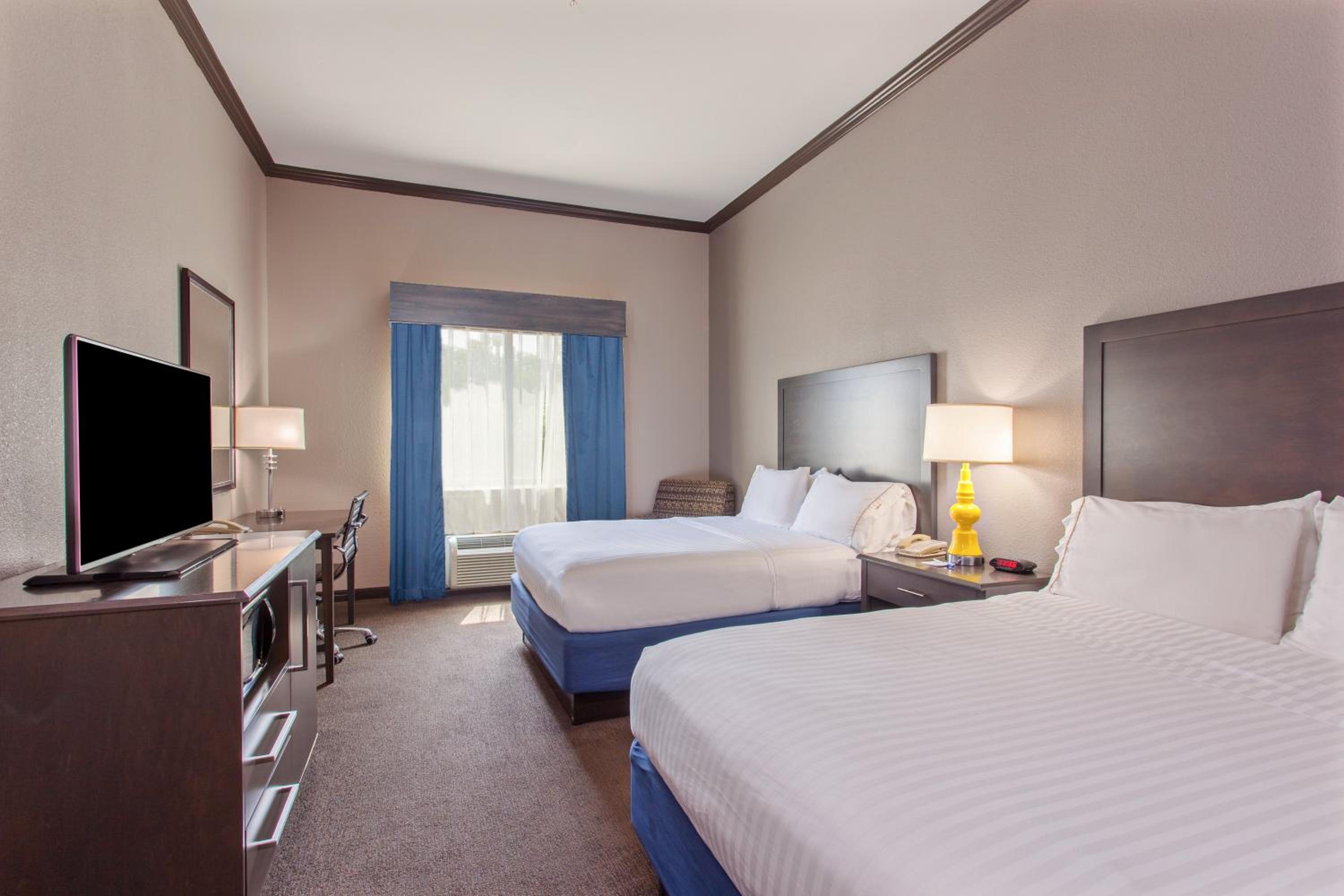 Standard Queen Room with Two Queen Beds - Photo 4
