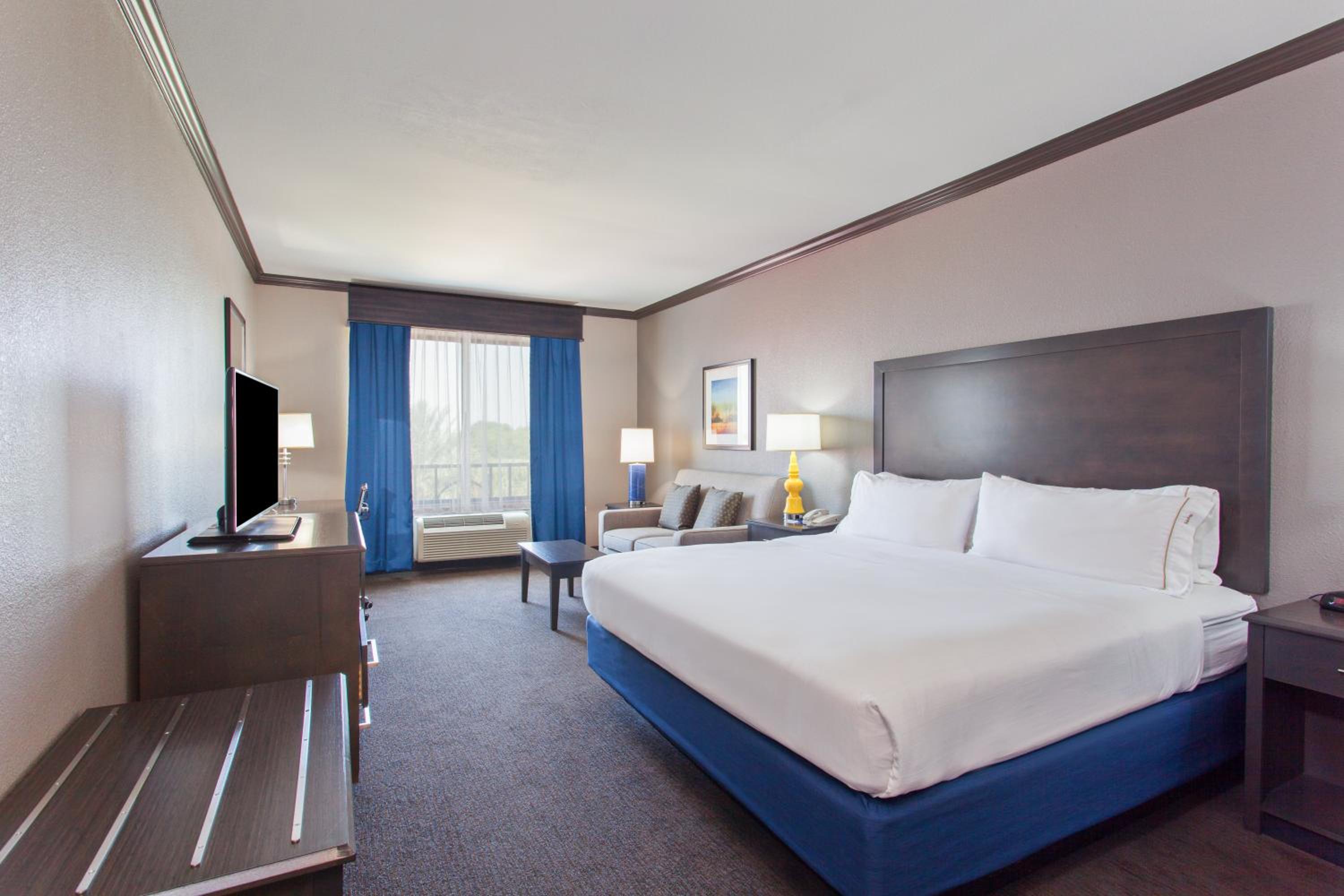 Standard King Room with Extra Space - Photo 1