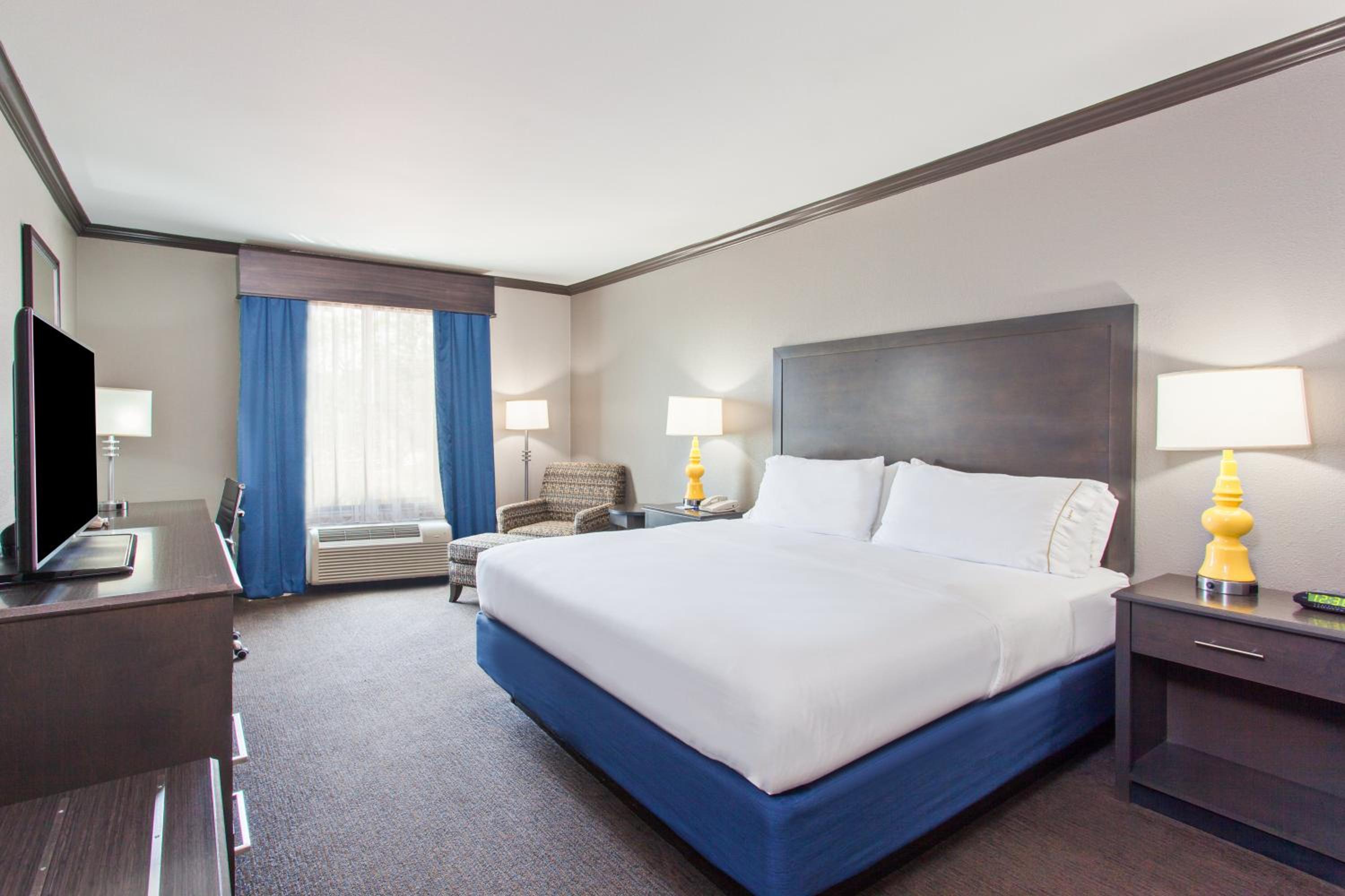Standard King Room - Photo 3