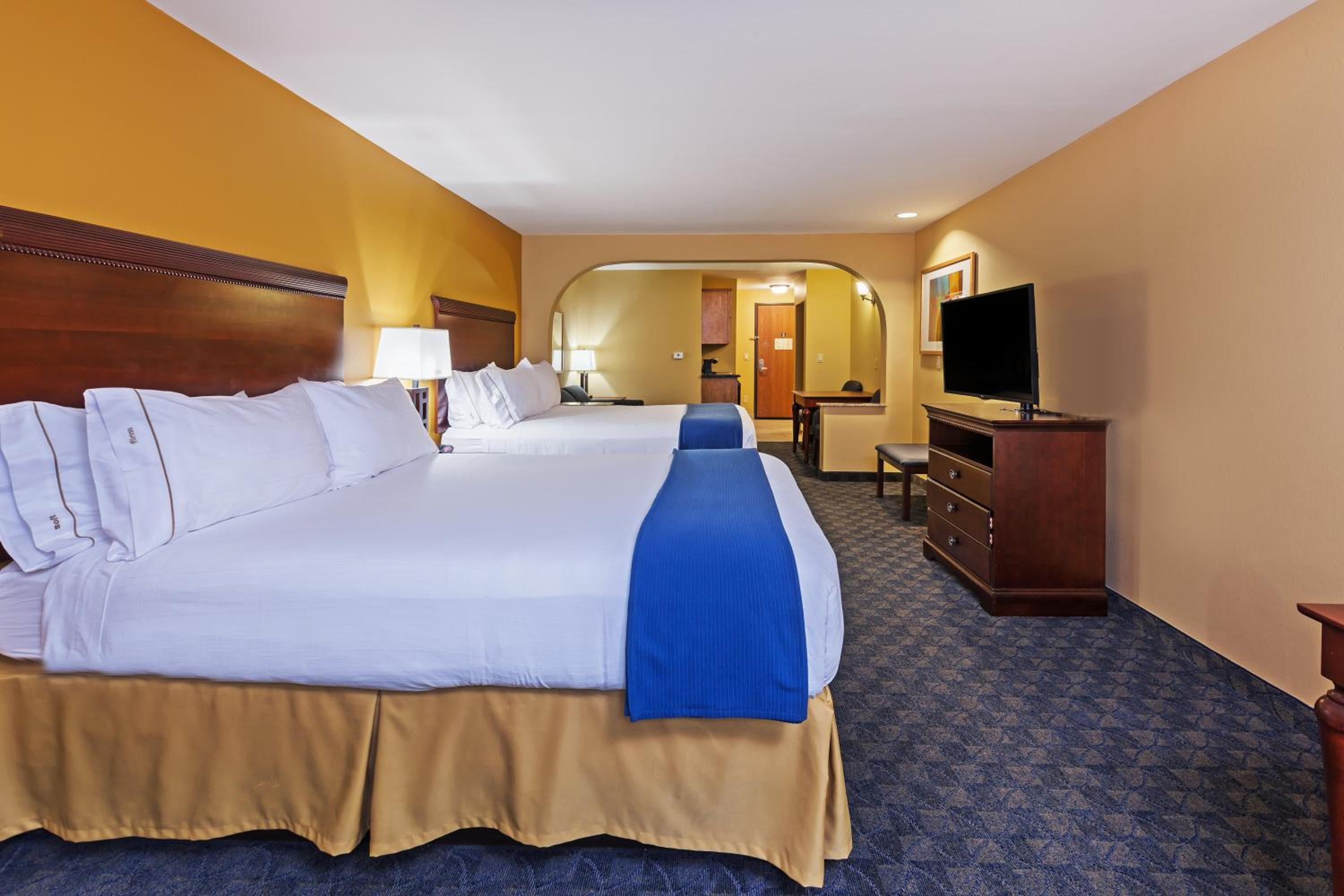 Suite with Two Beds - Non-Smoking - Photo 1