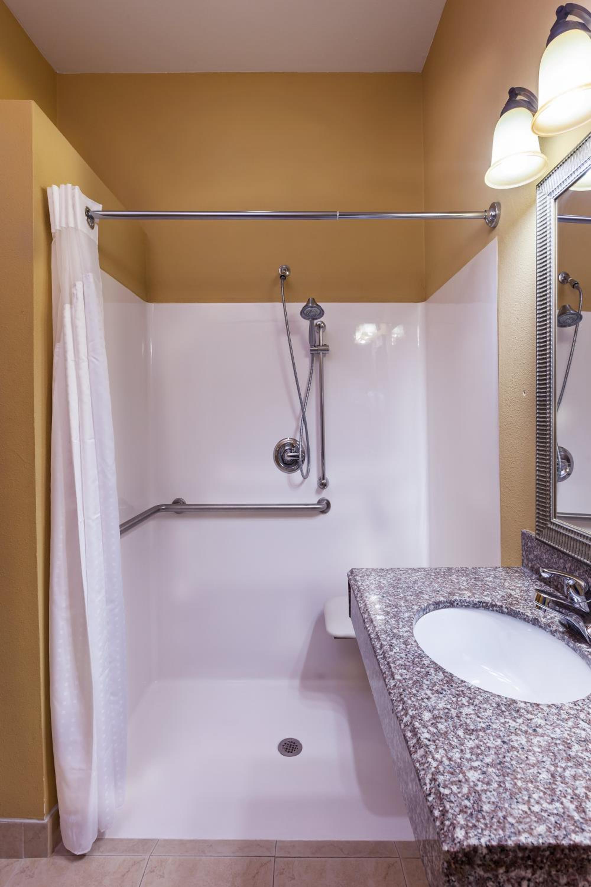 Suite with Mobility Accessible Roll In Shower - Non-Smoking - Photo 3
