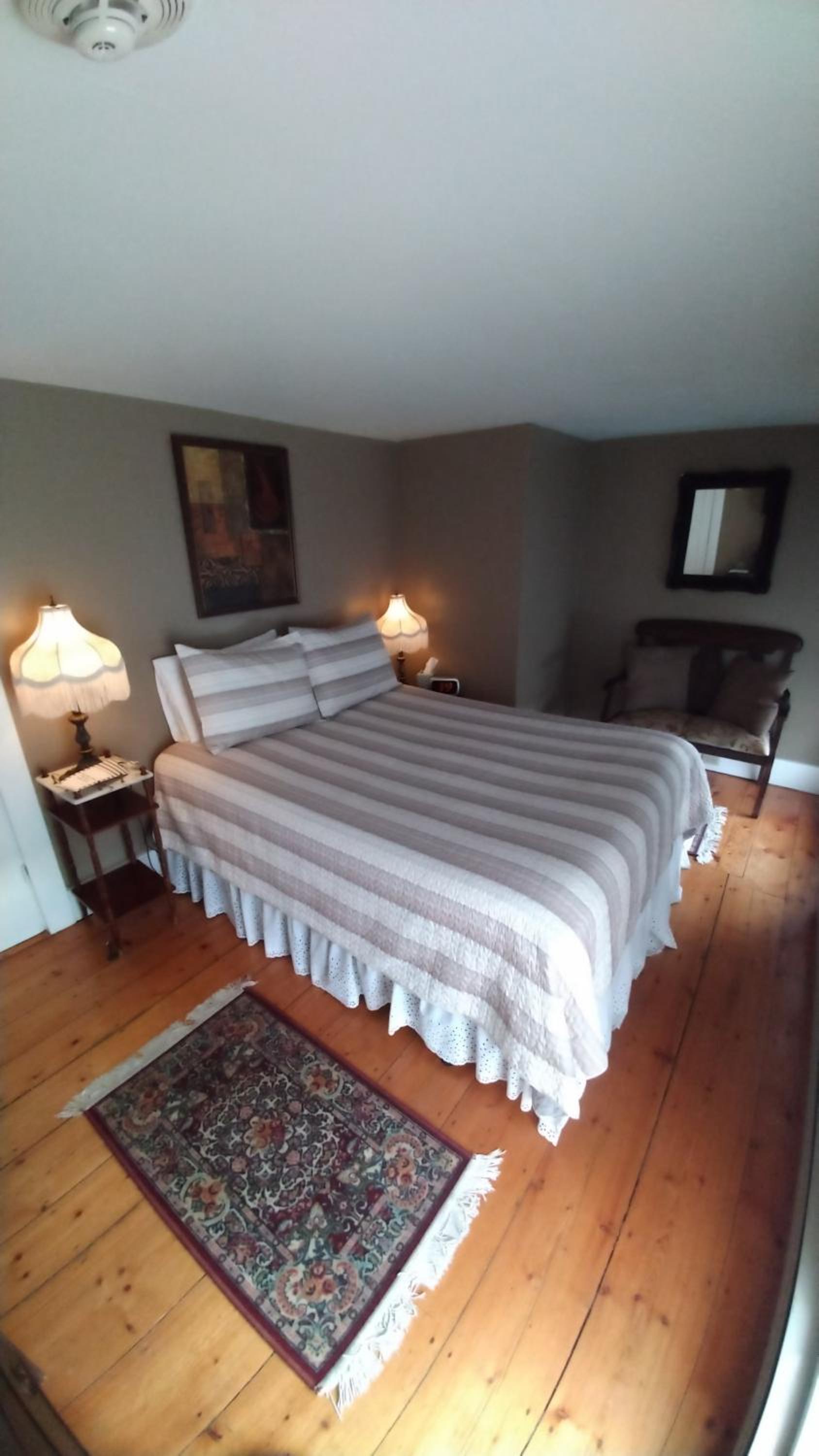 Queen Room photo 1