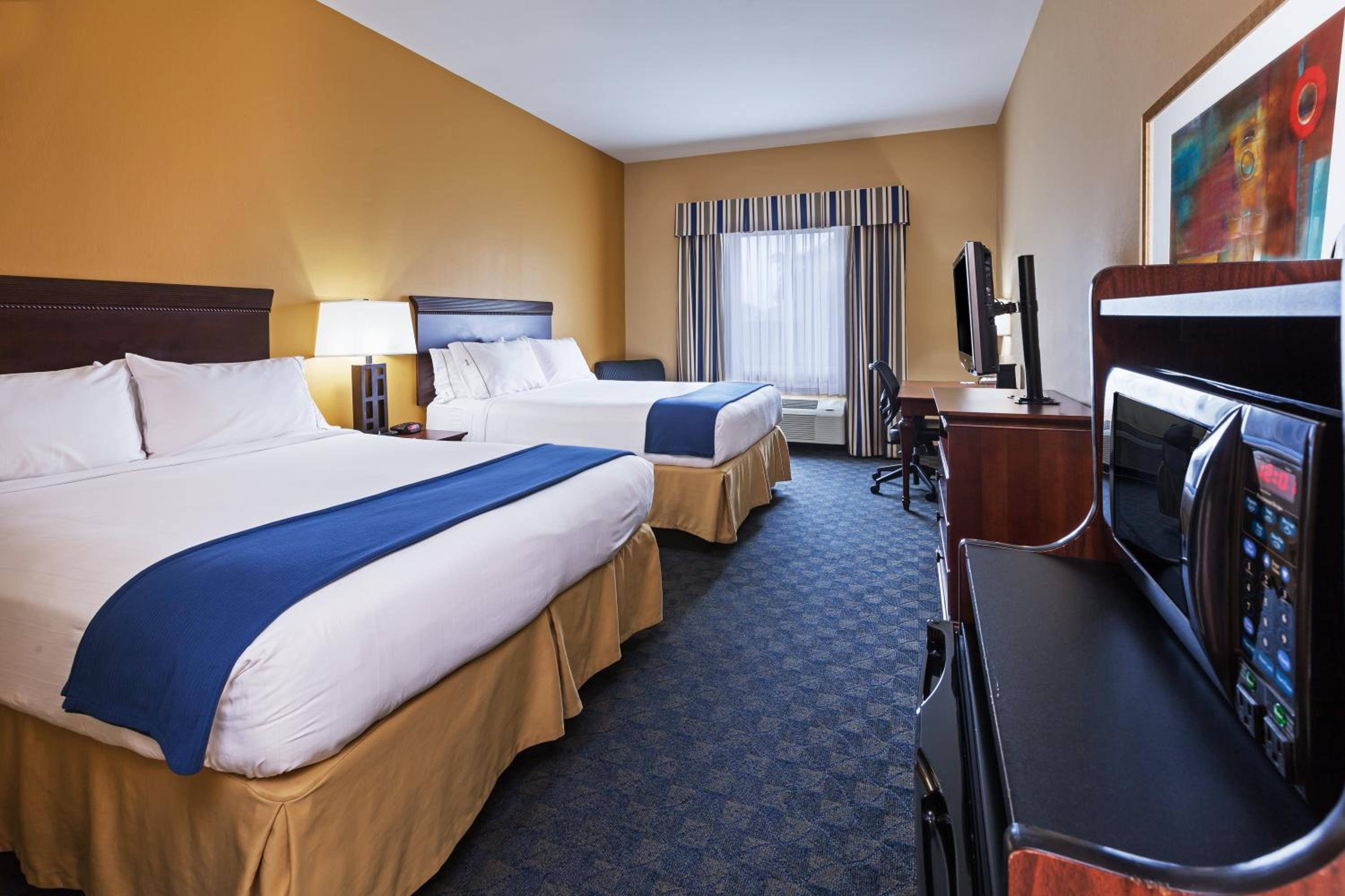 Standard Queen Room with Two Queen Beds and Mobility Accessible Tub - Photo 2