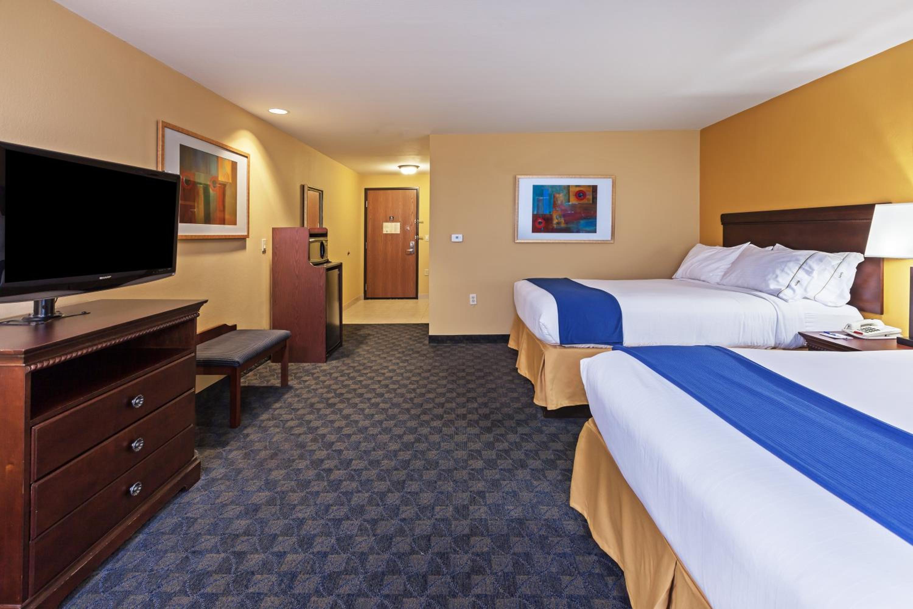 Standard Queen Room with Two Queen Beds - Photo 4